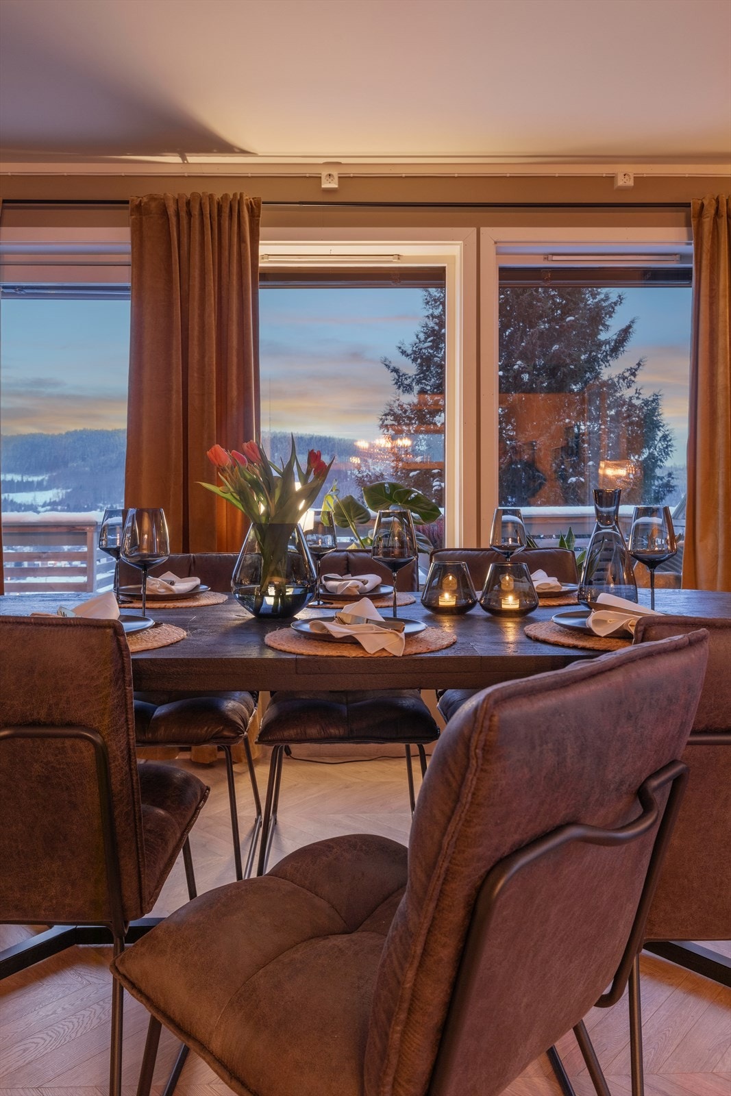 Fin utsikt til landskapet fra spisebordet. Galleribilde