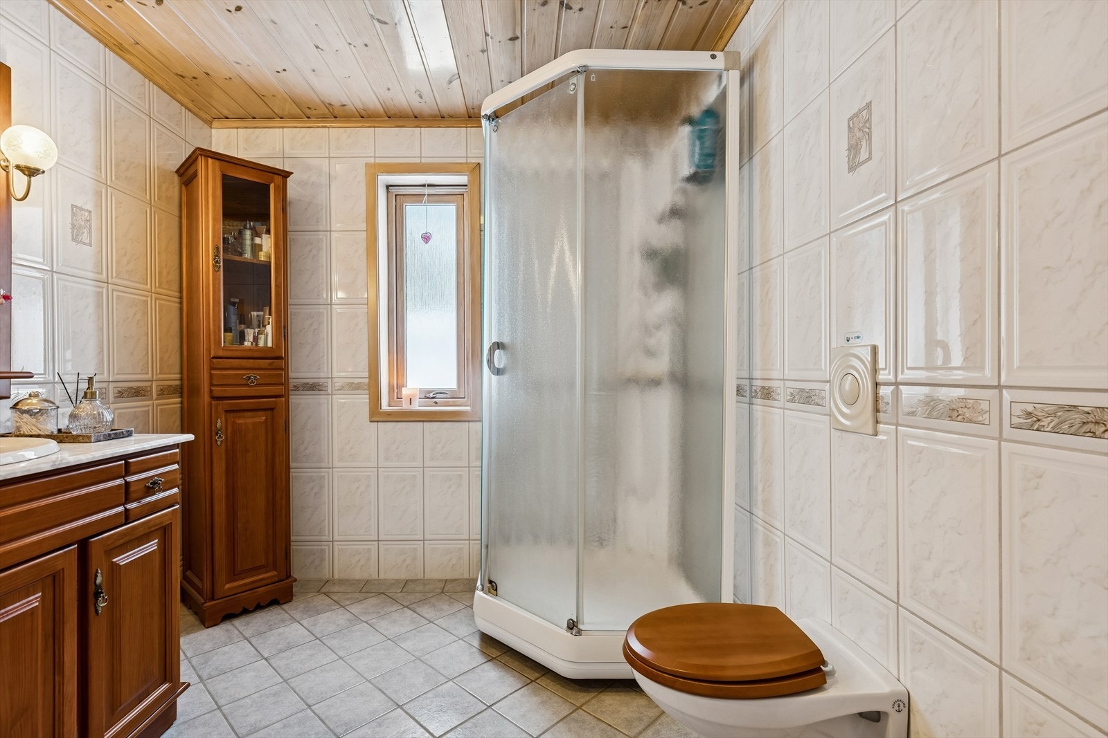 Meget pent flislagt bad fra 2003. Galleribilde