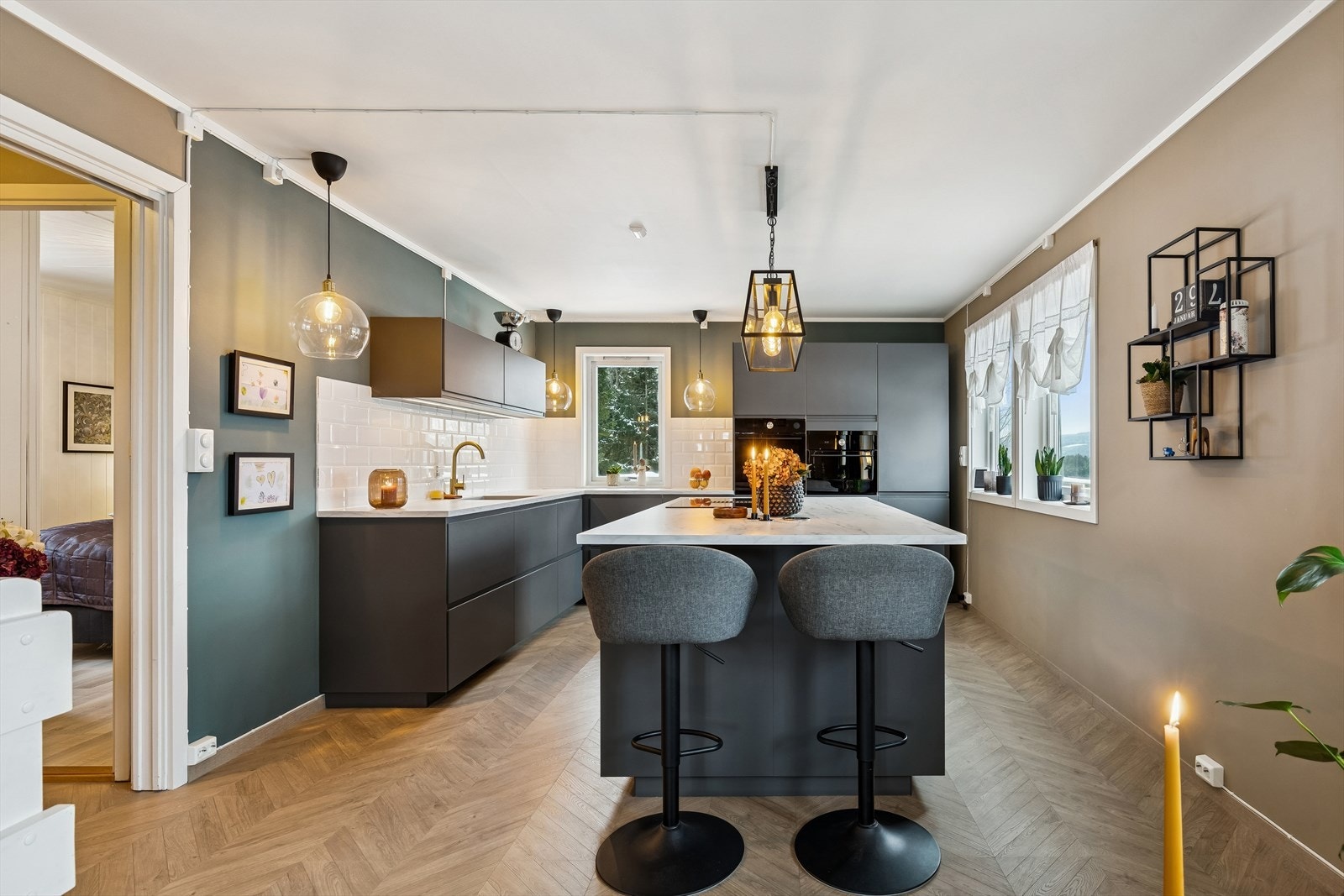 Det er mulighet for spiseplasser ved kjøkkenøy. Galleribilde