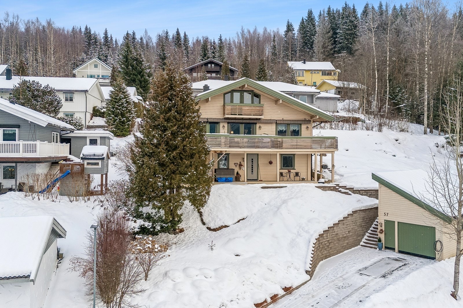 Pen innholdsrik enebolig over to etasjer + loftetasje. Garasje med el-bil lader og vippeport. Galleribilde