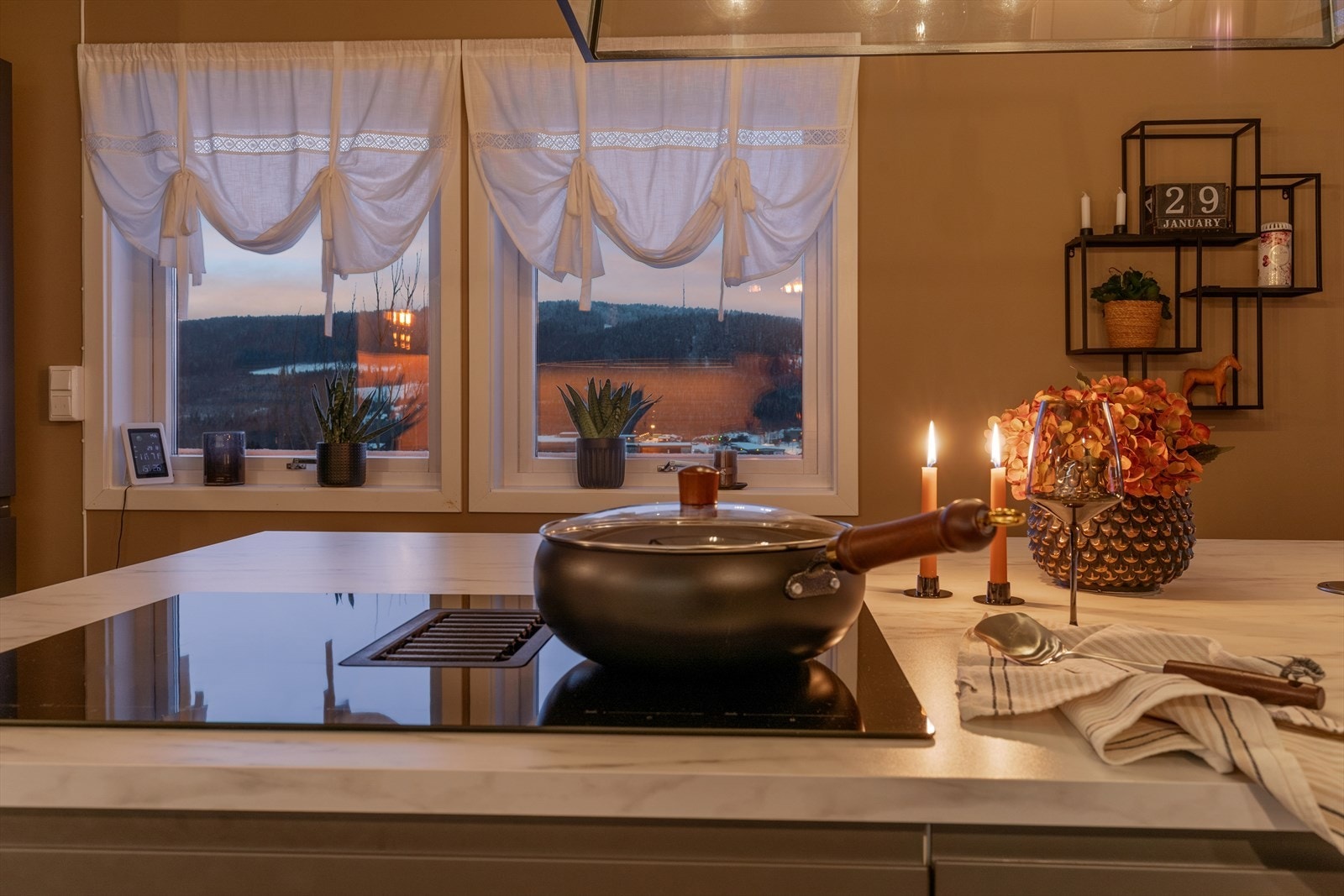 Koselig stemning på kjøkkenet når mørket senker seg. Galleribilde