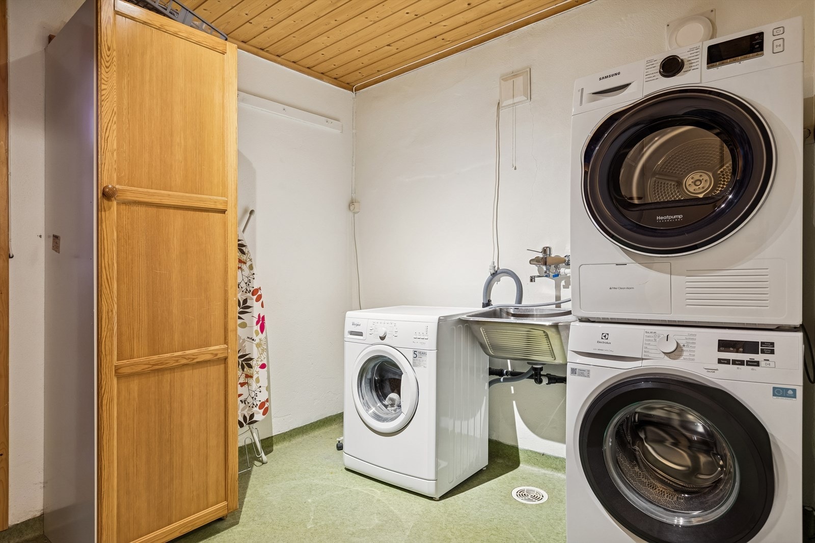 Vaskerom i underetasje med rustfritt vaskekar og opplegg for vaskemaskin. Galleribilde