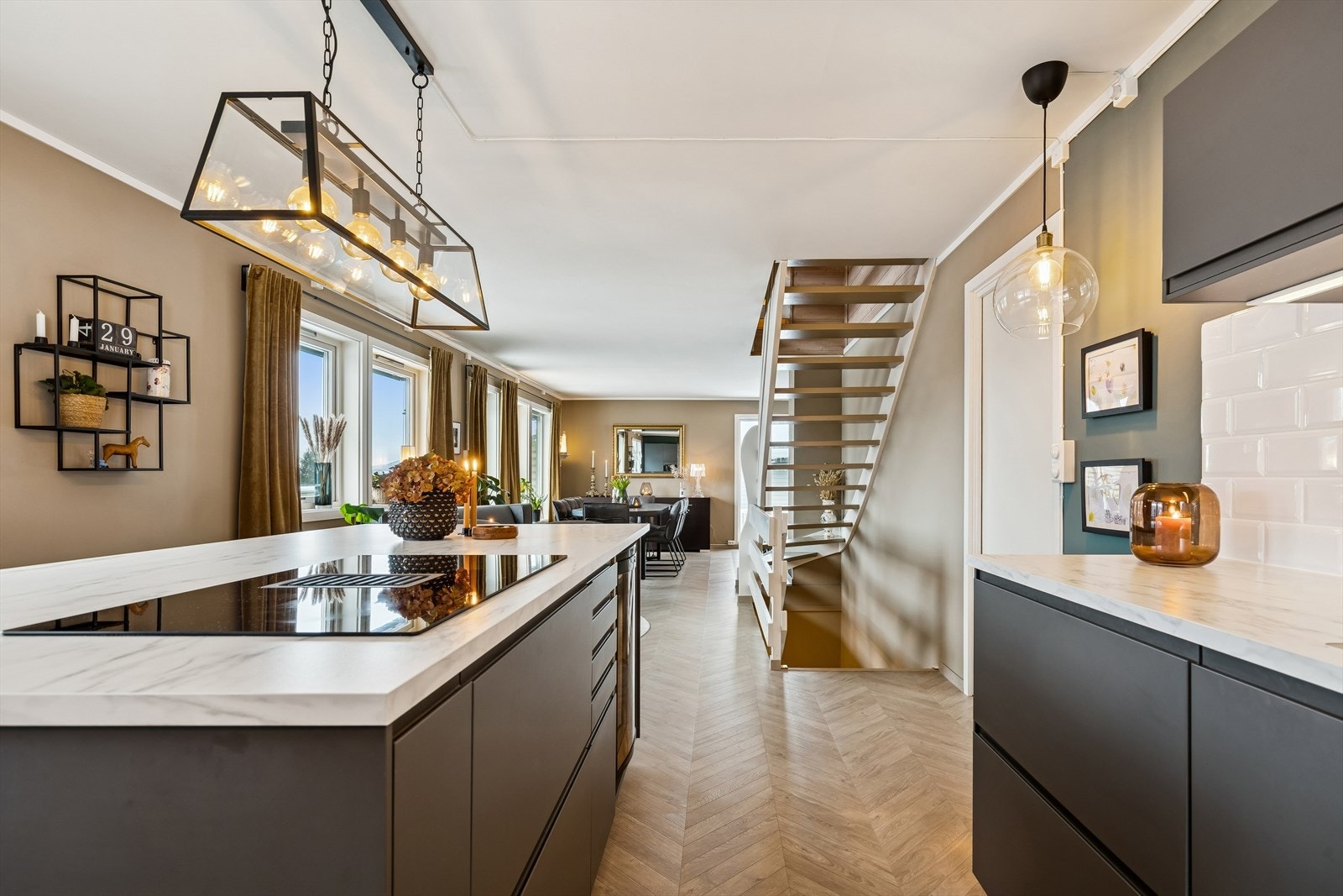 Kjøkkenet har åpen løsning til stue. Galleribilde