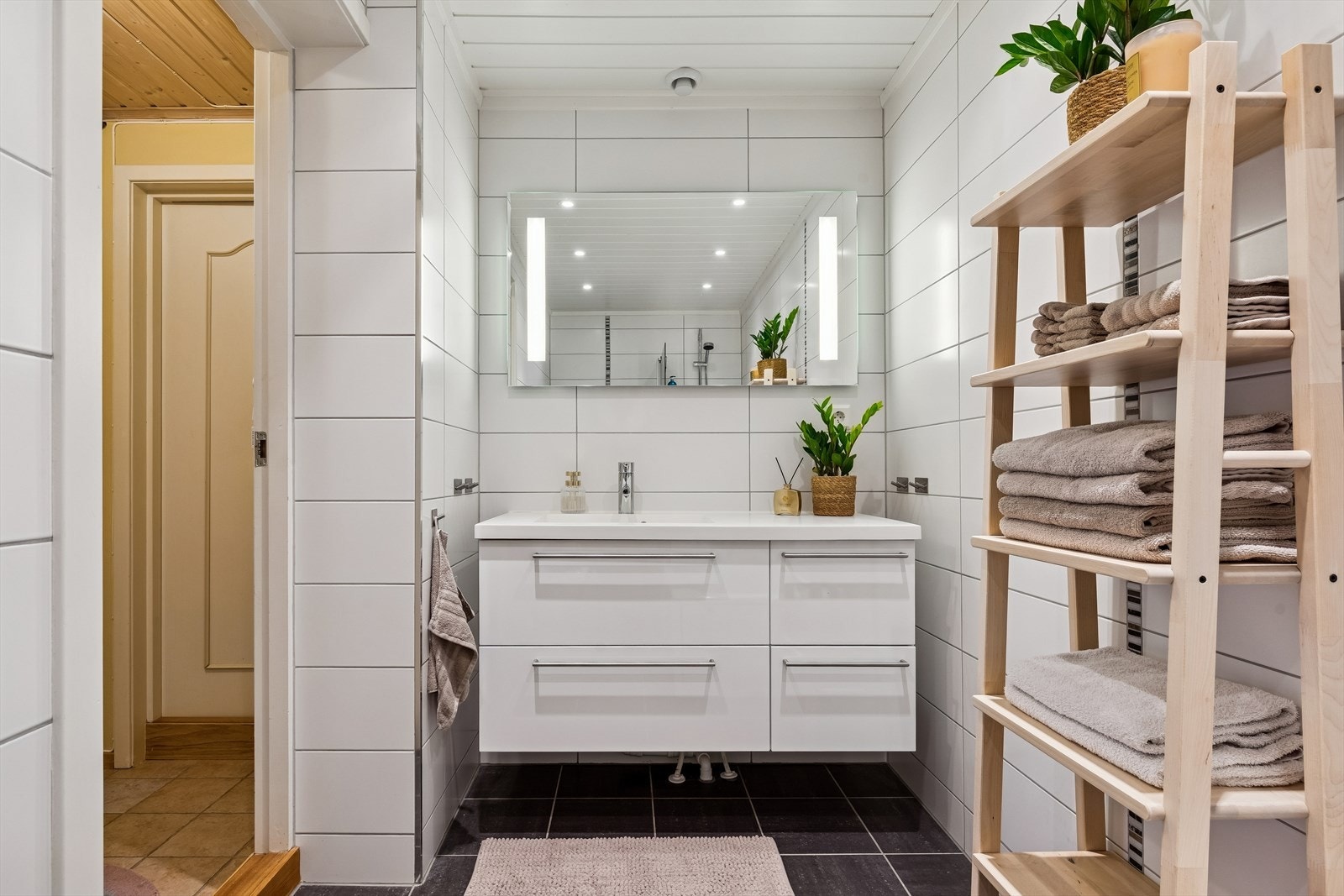 Lyst og moderne flislagt bad fra 2013 med gulvvarme og downlights i underetasje. Galleribilde