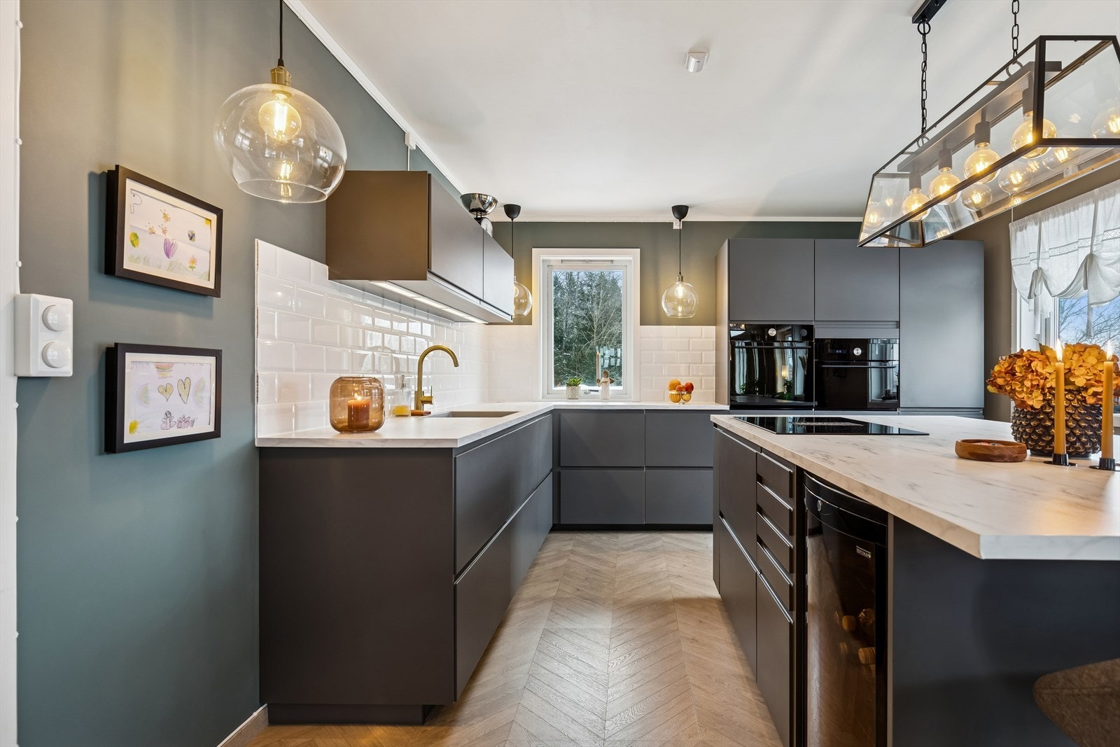 Stilfull kjøkkeninnredning fra 2021 med kjøkkenøy. Galleribilde