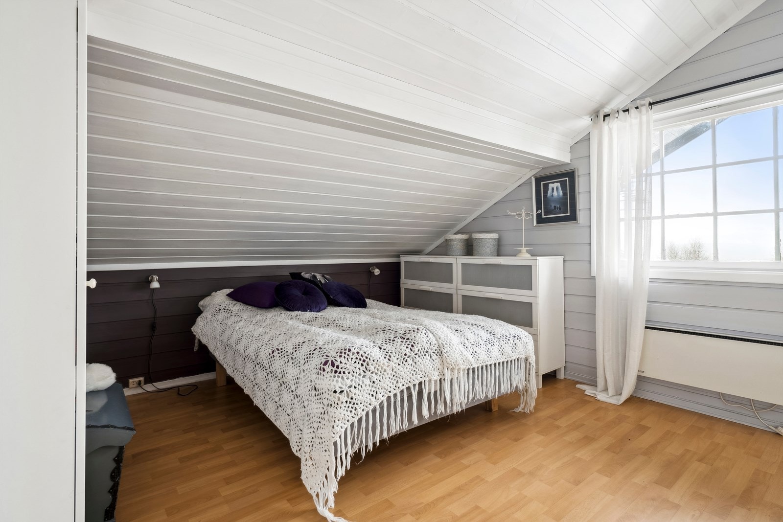 Soverom i 2. etasje som har utgang til balkong Galleribilde