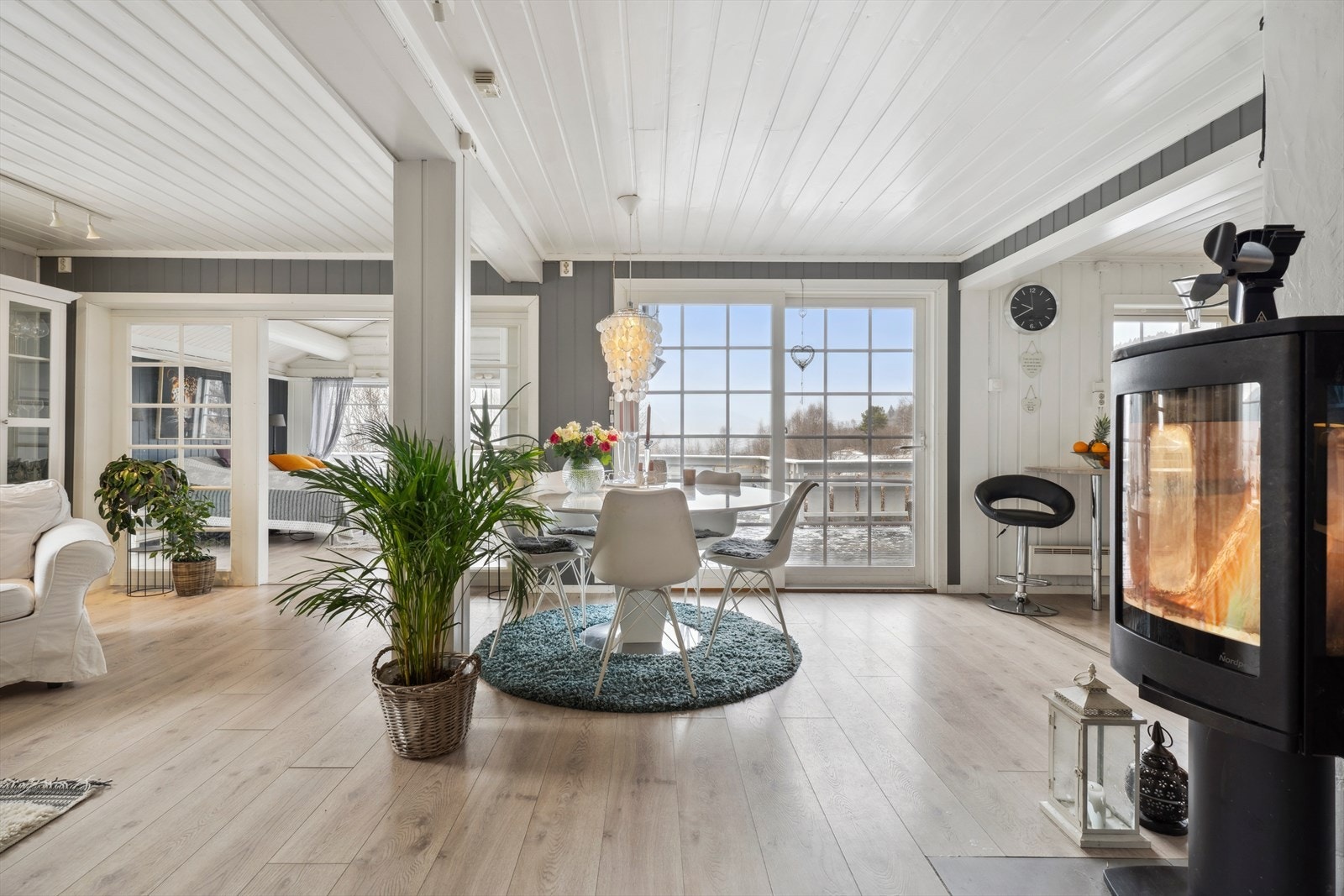 Stuen varmes opp med både vedovn og luft-til-luft varmepumpe Galleribilde