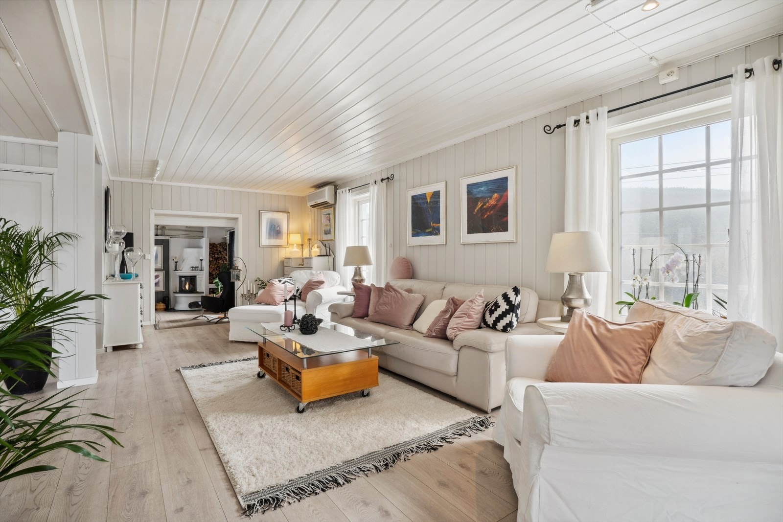 Lys og romslig stue med store vindusflater Galleribilde