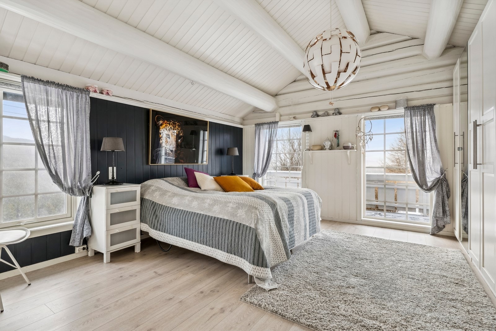 Stort soverom i 1. etasje med utgang til terrassen. Galleribilde