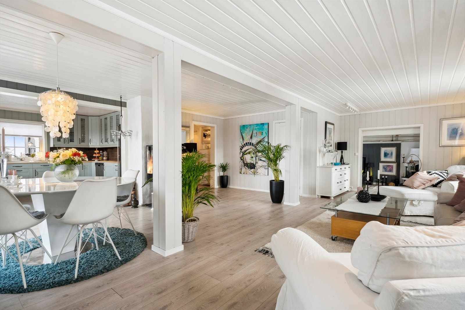 Stuen fremstår som lys og romslig, med en åpen og sosial løsning mot kjøkkenet Galleribilde