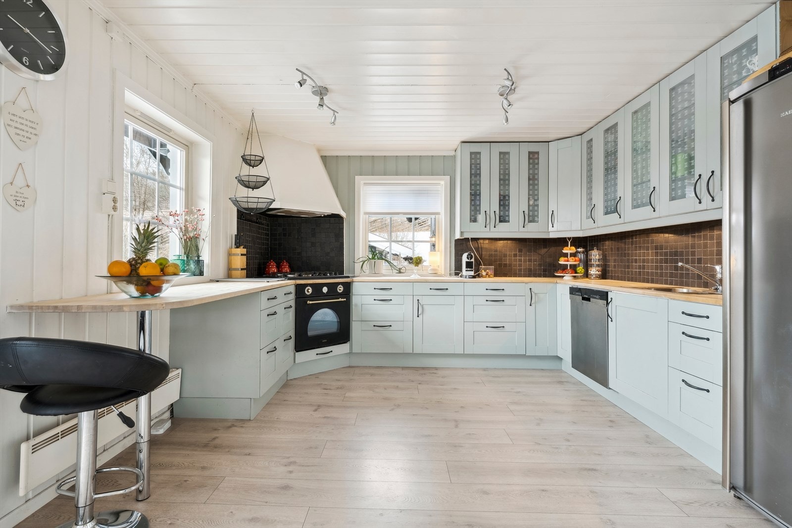 IKEA kjøkkeninnredning med heltre benkeplate. Integrert oppvaskmaskin, gasstopp og stekeovn. Galleribilde