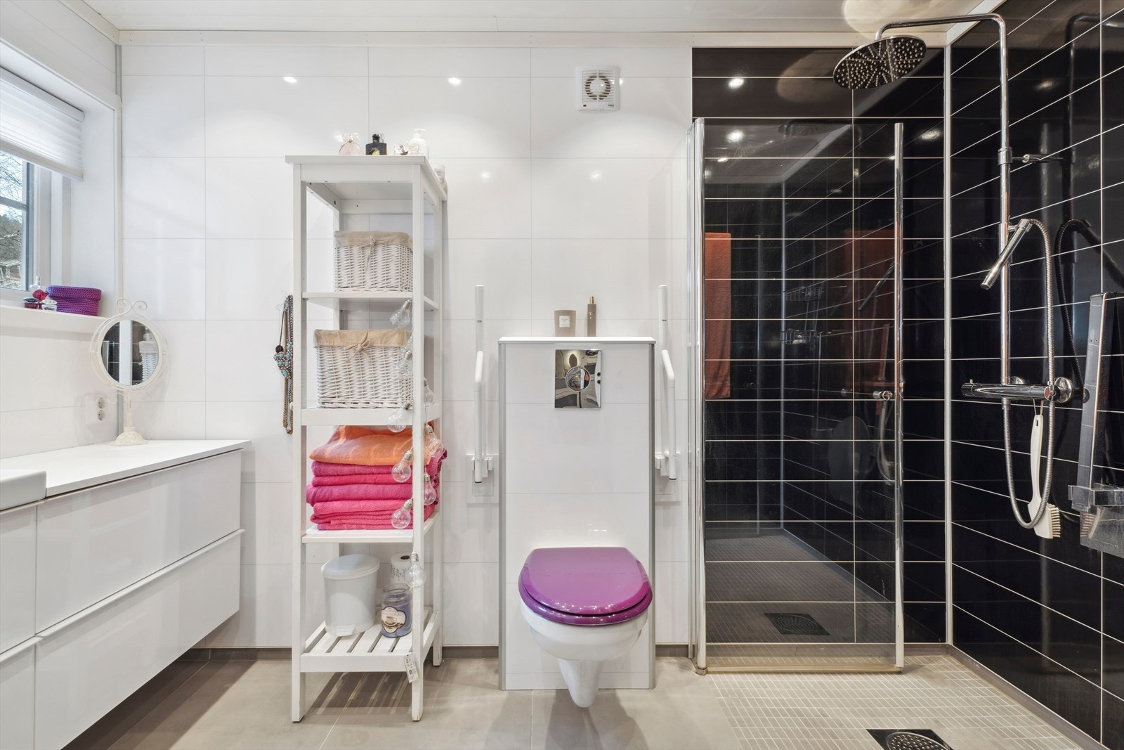 Bad med gulvvarme, toalett, dusj og baderomsinnredning. Galleribilde