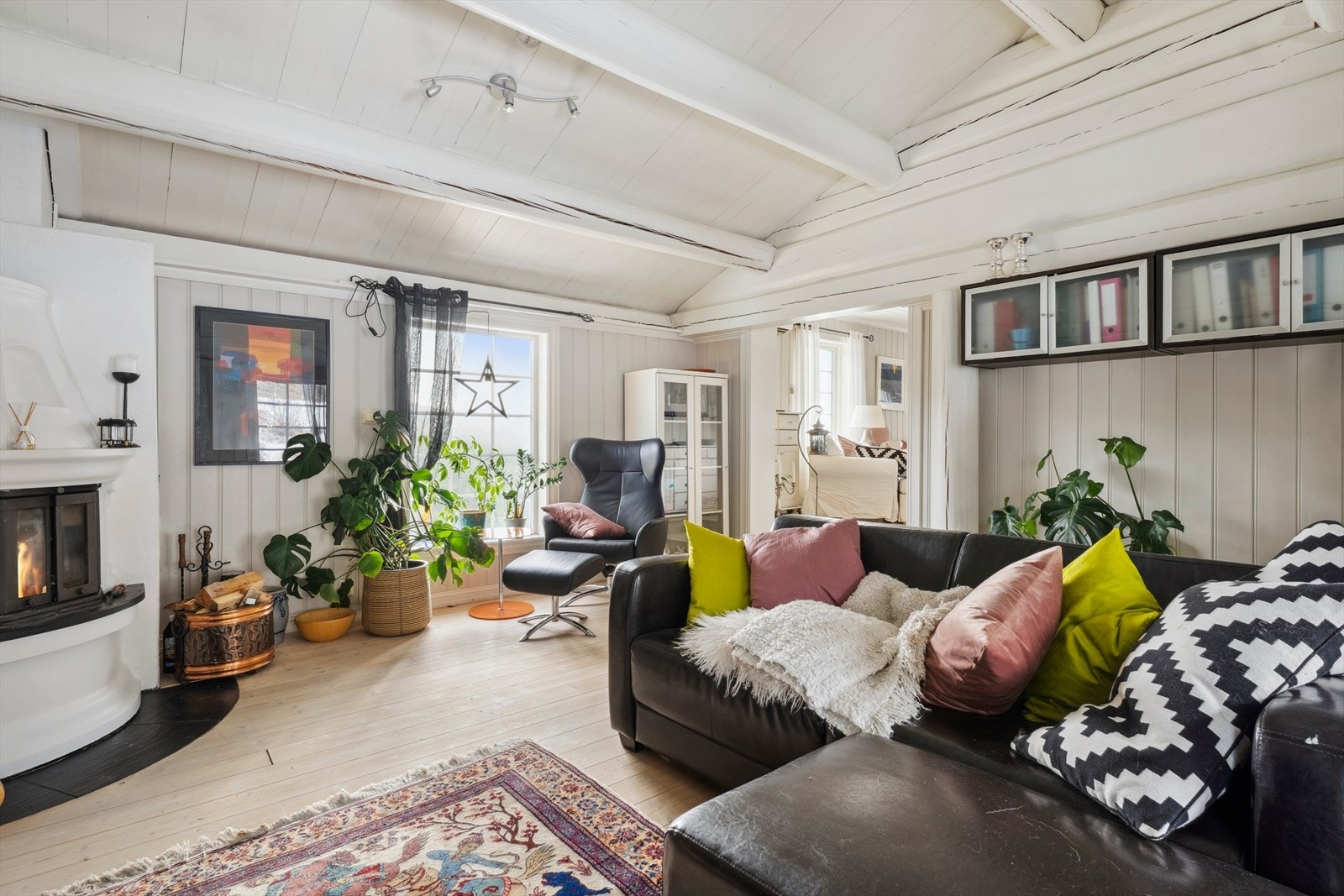 Trivelig TV-stue med peis Galleribilde