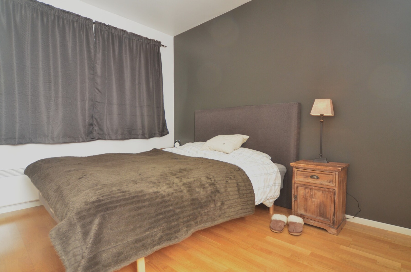 Hovedsoverom med god plass til dobbeltseng og øvrig møblement Galleribilde