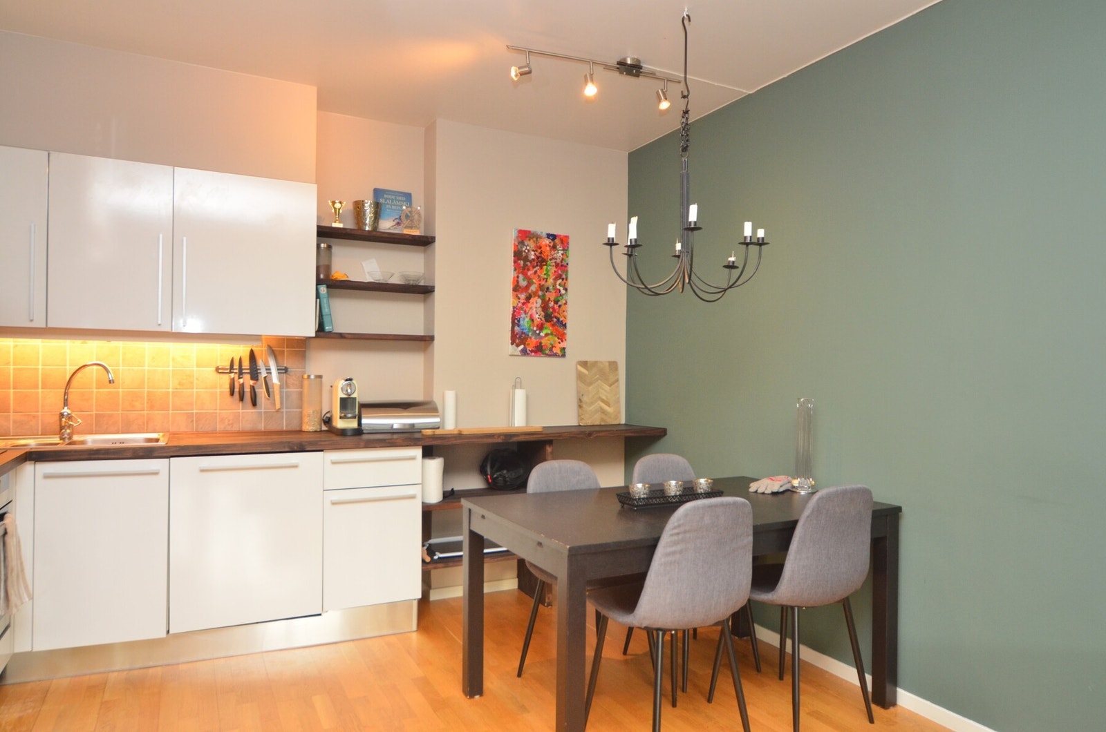 Innholdsrikt kjøkken med plass til spisebord. Rikelig med skap- og benkeplass Galleribilde