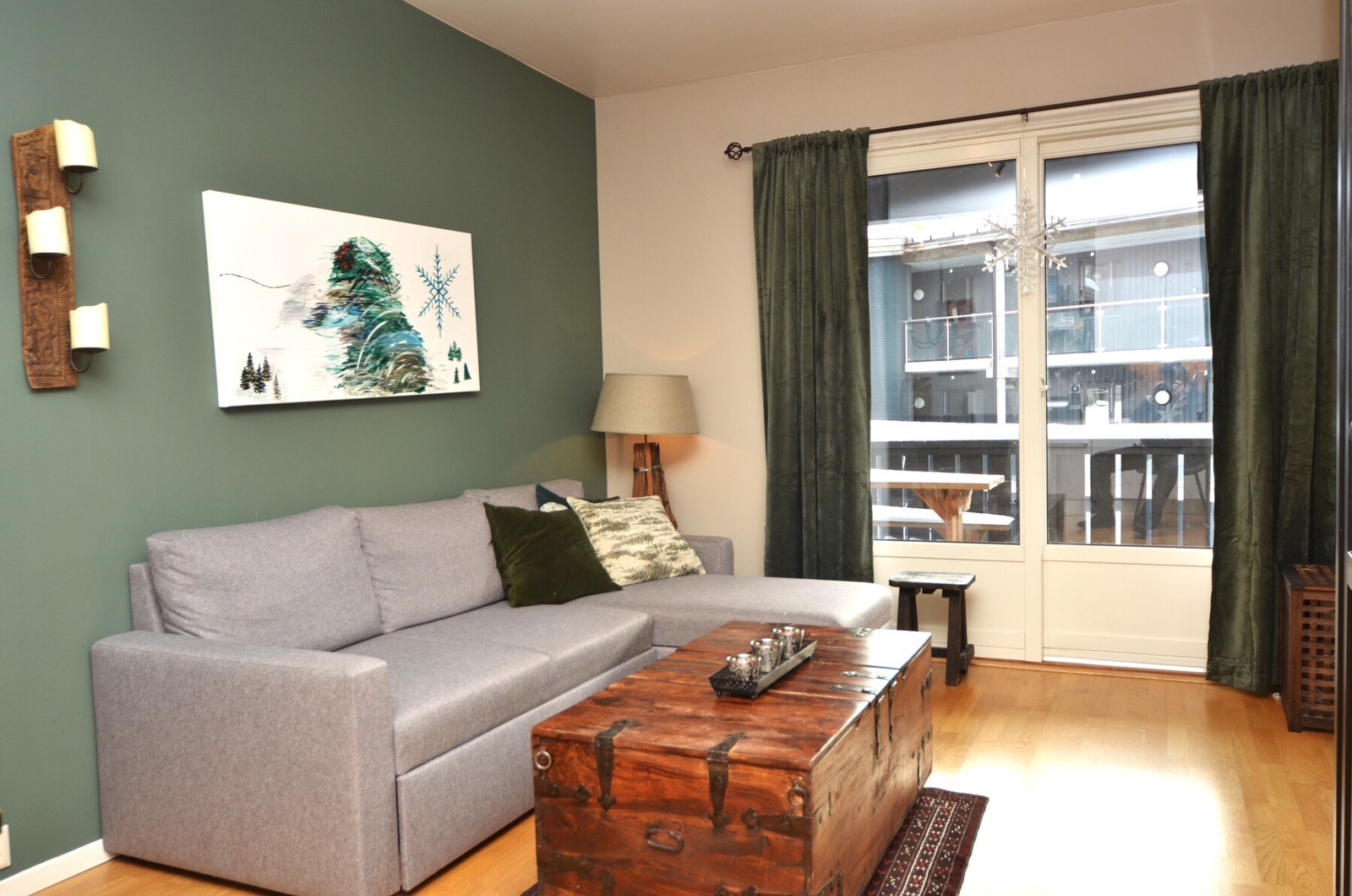 Lettmøblert og koselig stue. Balkongen har gode solforhold på dagen. Galleribilde