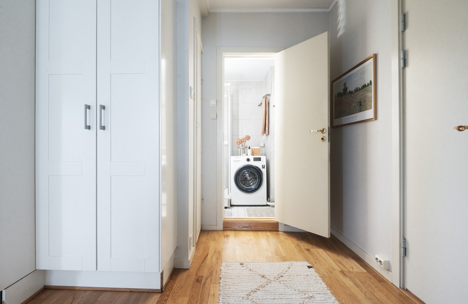 Romslig entré med garderobe Galleribilde