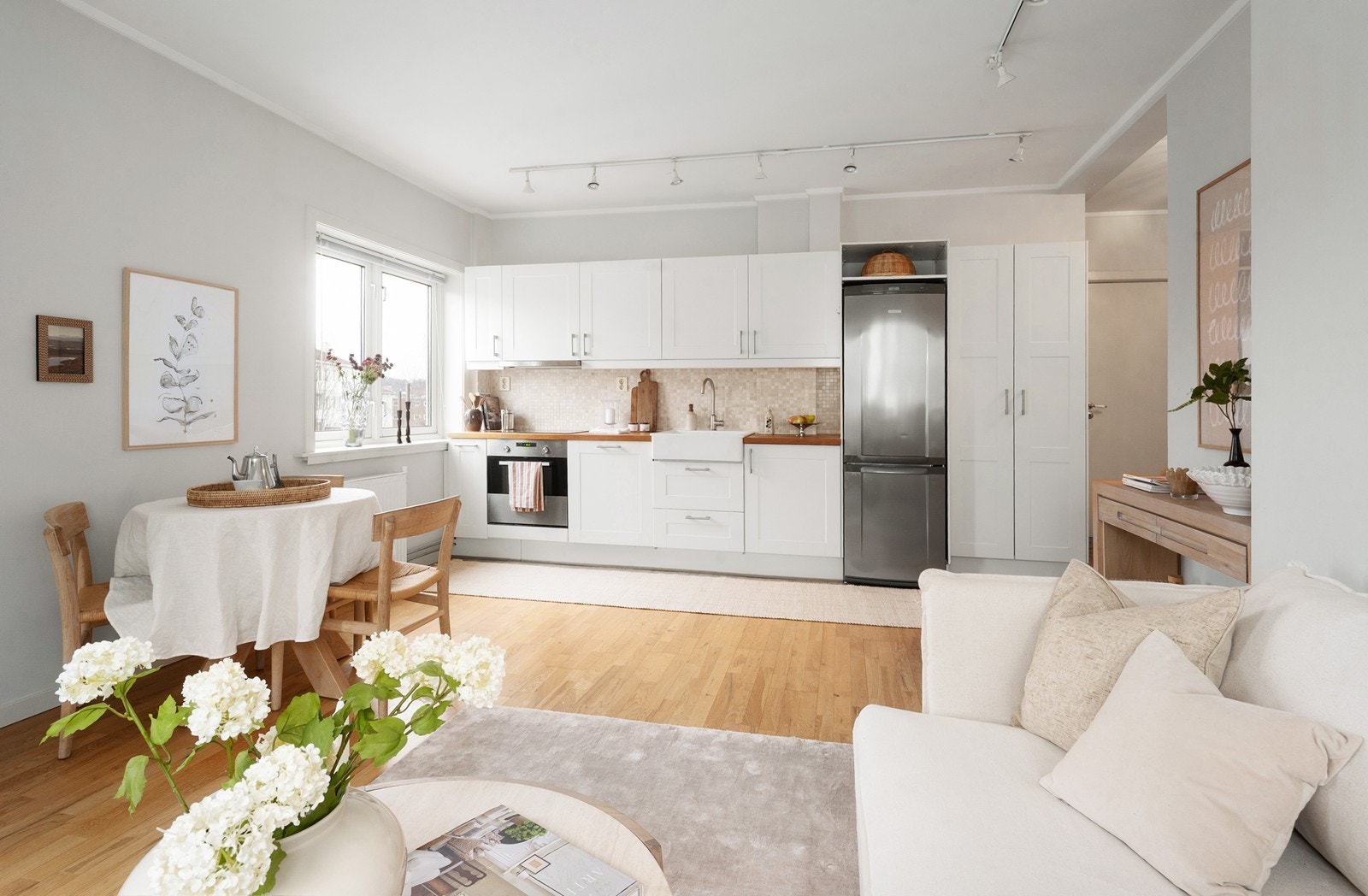 Leiligheten ligger i høy 2 etg. og vender ut mot rolig bakgård med felles hage mot syd Galleribilde