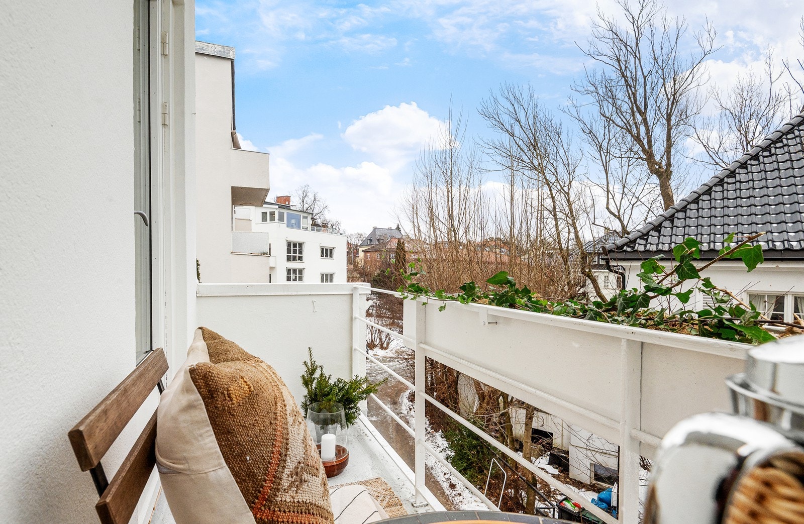 Balkong med grønne omgivelser sommerhalvåret Galleribilde