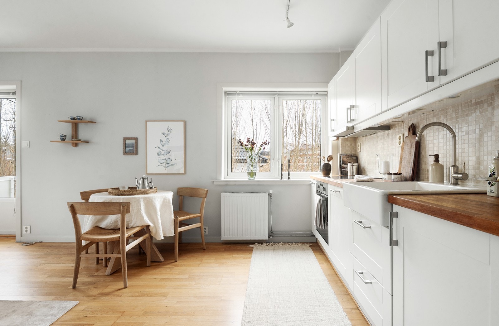 Hyggelig spiseplass og mulighet for halvøy for å dele opp rommet mot kjøkkenet hvis ønskelig. Galleribilde