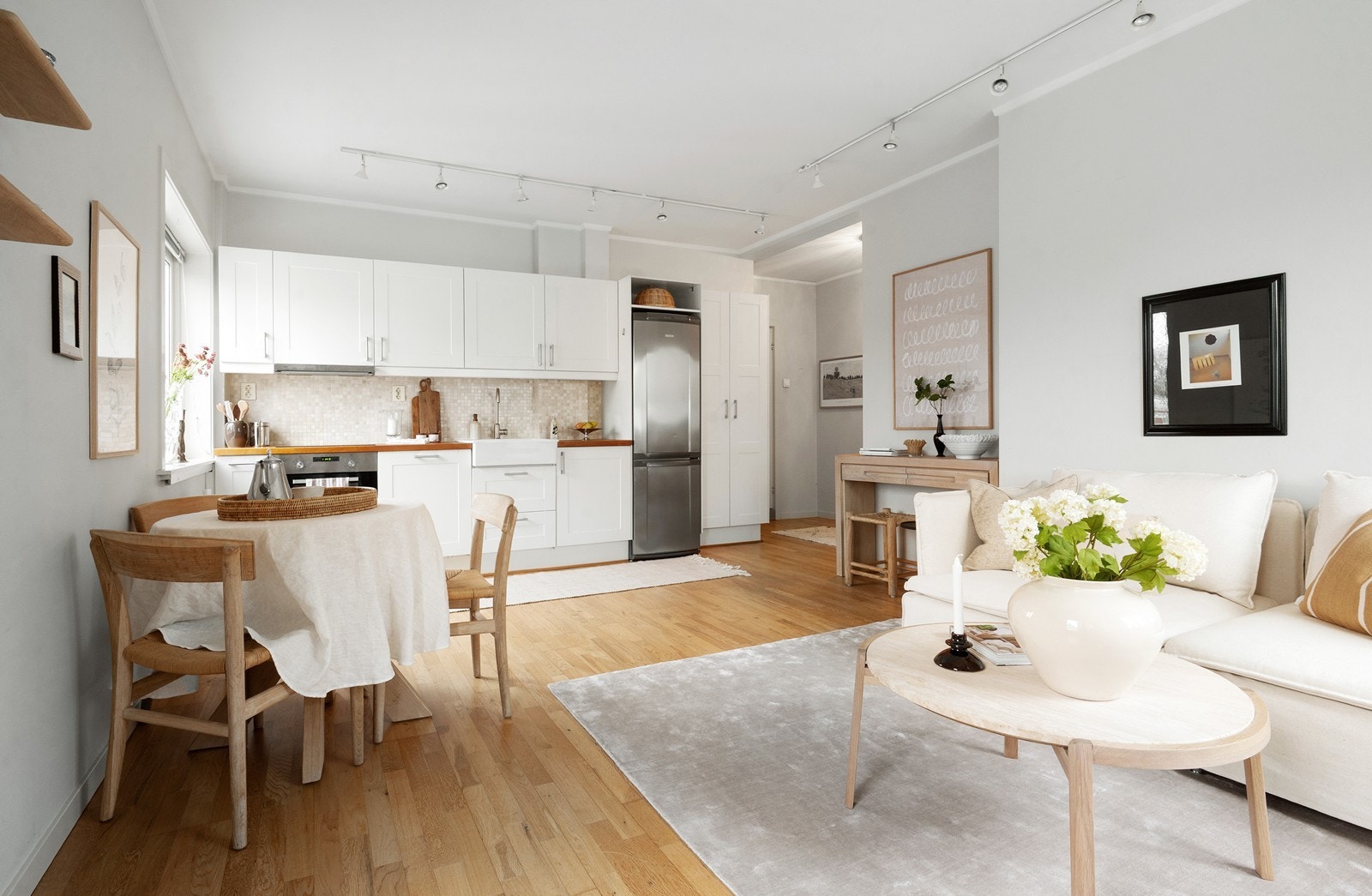 Boligen har en god planløsning med åpen kjøkkenløsning Galleribilde