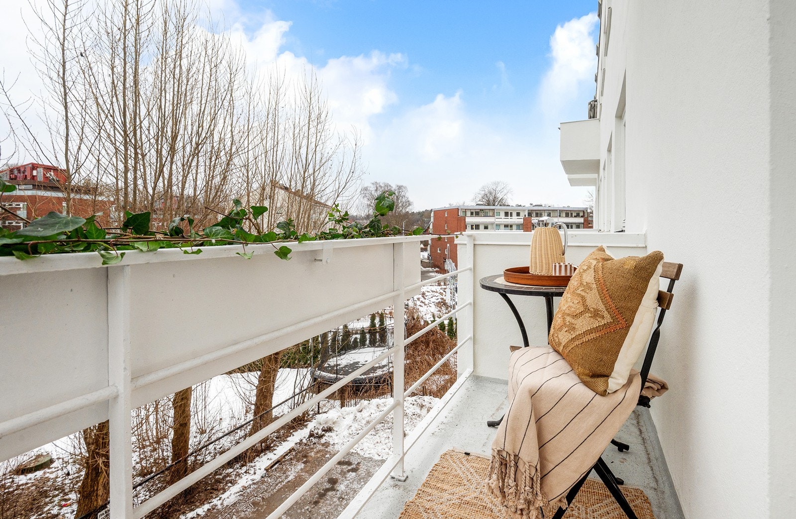 Balkongen vender mot sydøst og har gode lysforhold Galleribilde