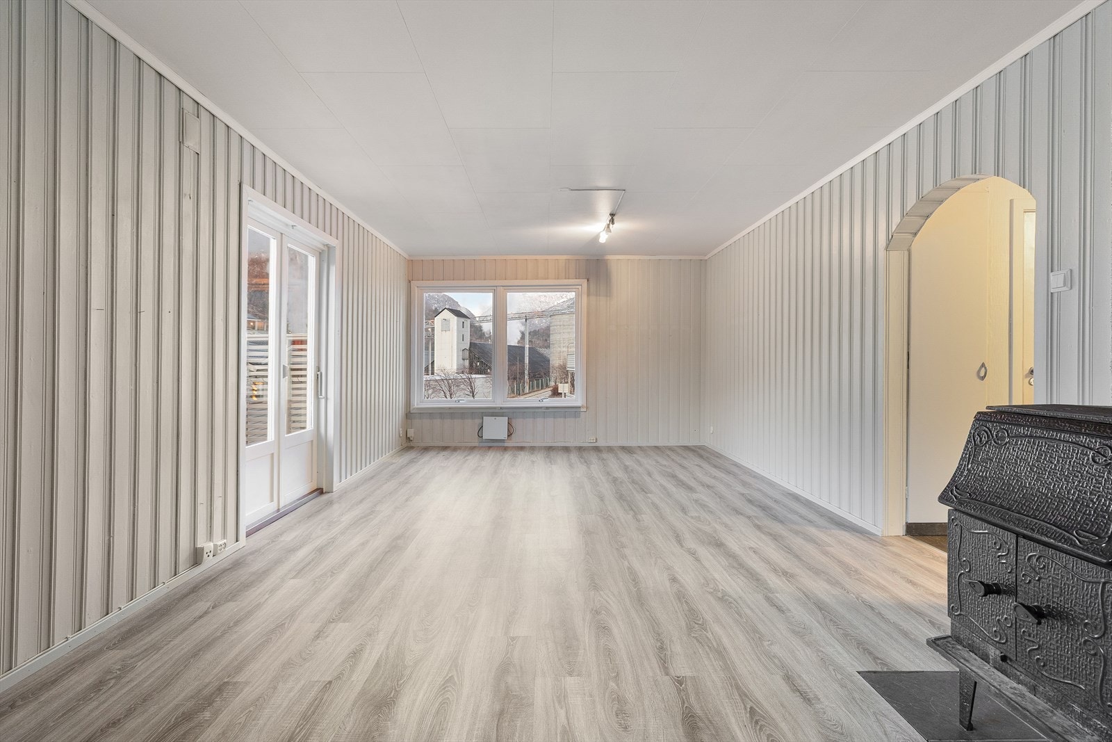 I stova har ein eldre vedomn som varmar godt på kalde vinterdagar. Galleribilde