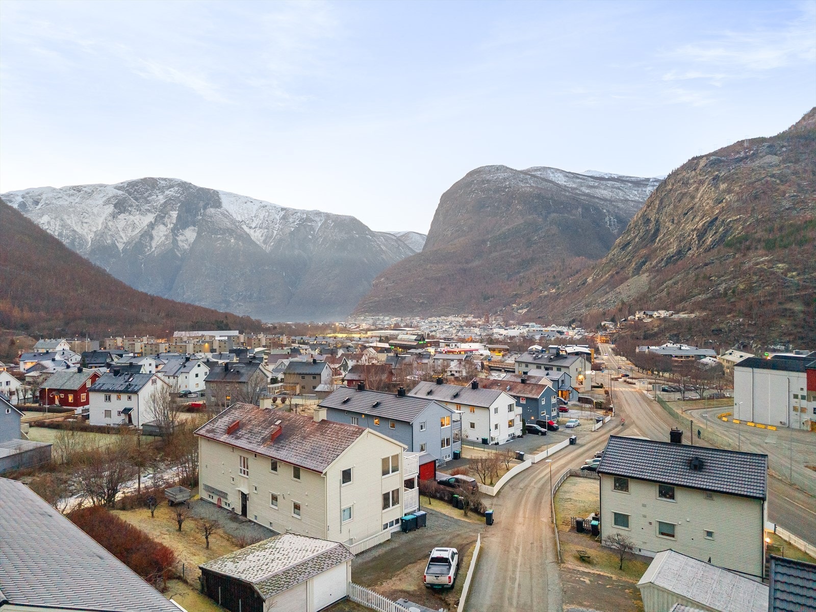 Bustaden har også tilhøyrande garasje like ovanfor bustaden. Galleribilde