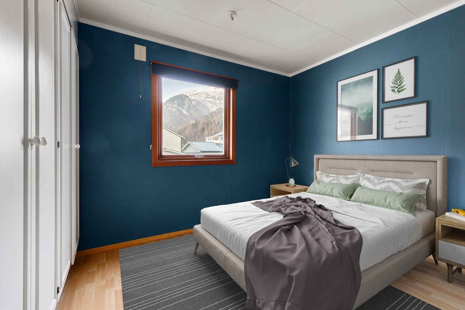 Soverom av god størrelse med plass til seng og nattbord. Galleribilde