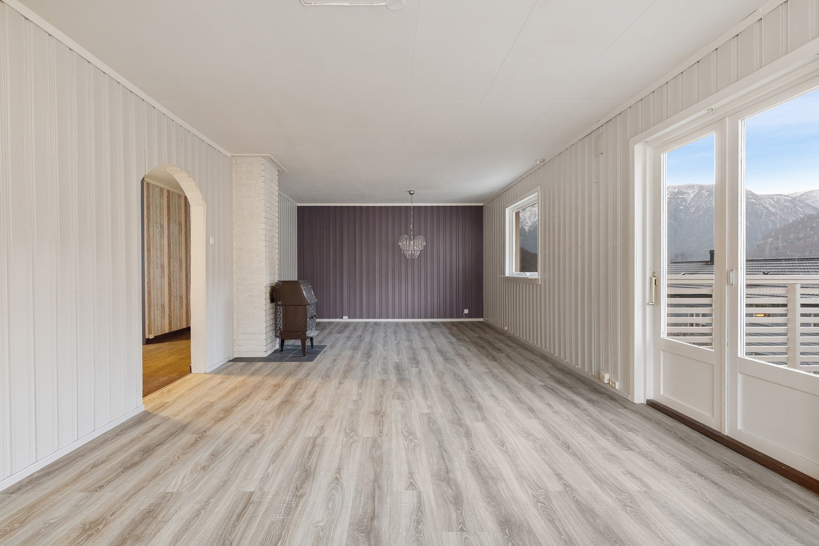 Leilegheita byr vidare på to gode soverom, adskilt kjøkken og eit enkelt bad. Galleribilde