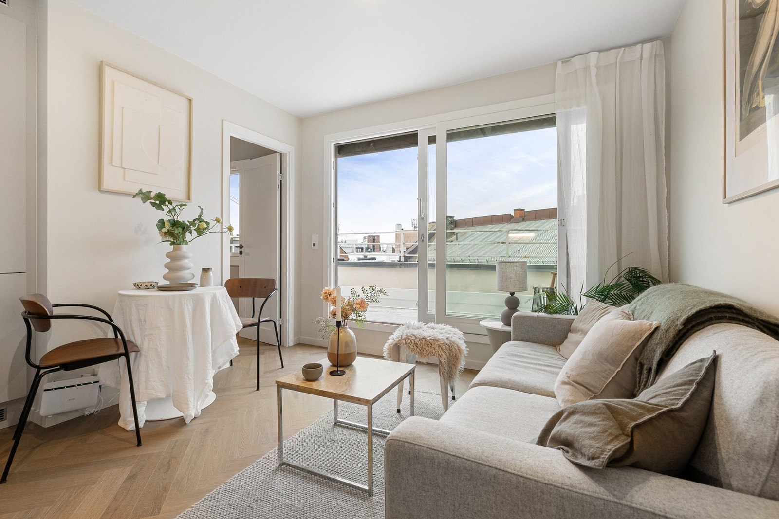 Fritt utsyn mot sydvest med rikelig lysinnslipp fra store vindusflater. Galleribilde