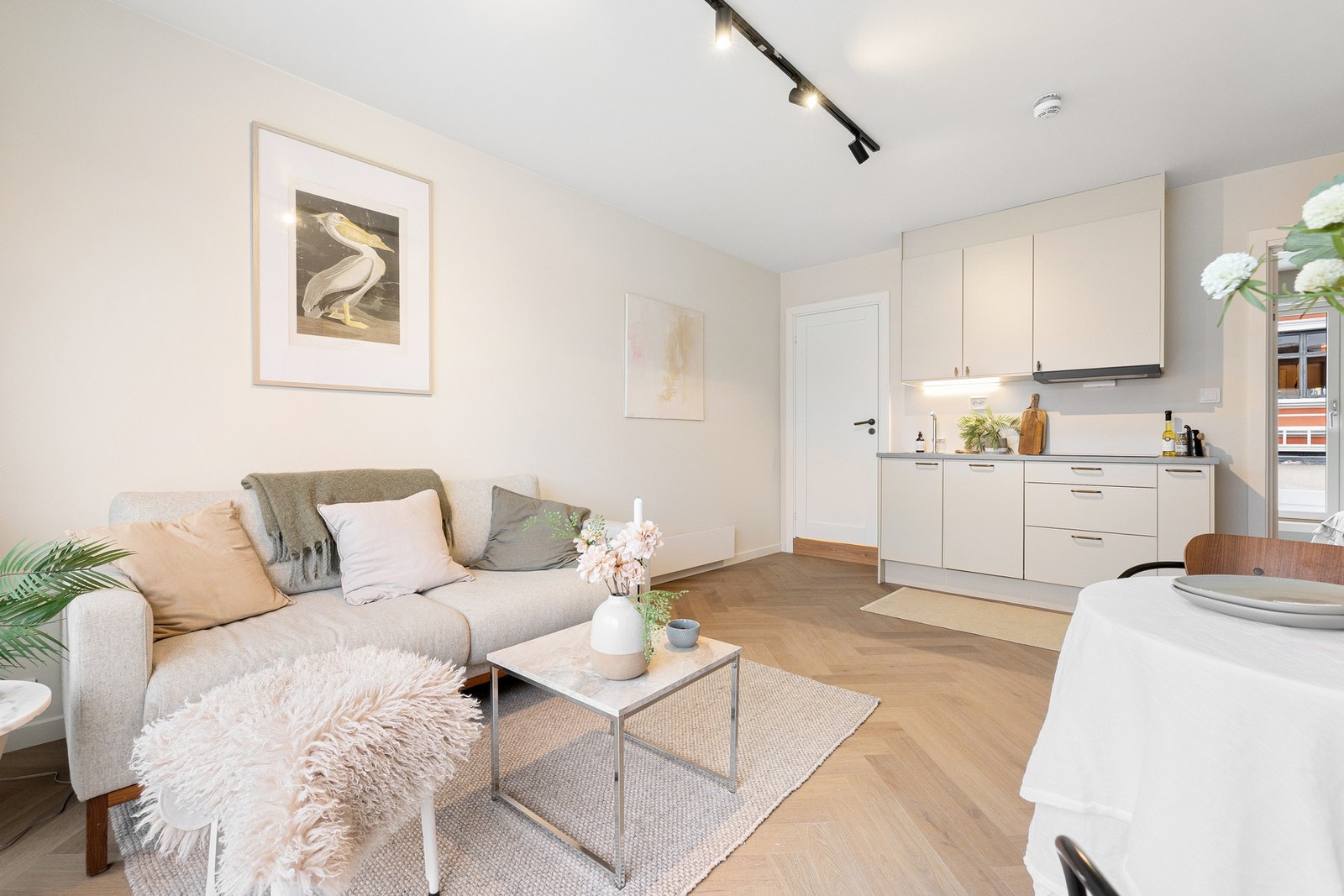 Kjøkkenet ligger i luftig og sosial løsning mot stue og spisestue. Galleribilde