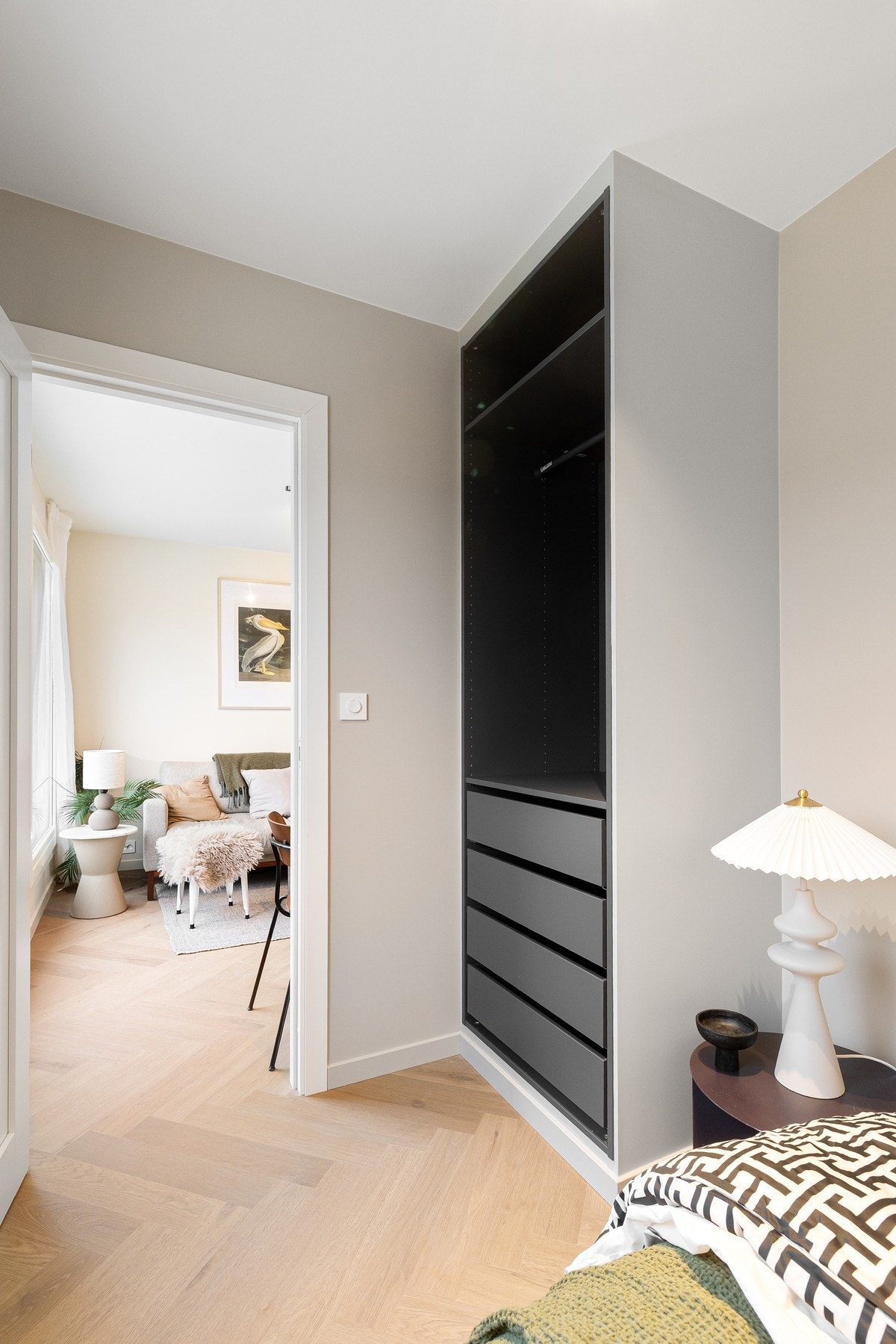 Også her er det bygget inn lekre garderobeskap. Galleribilde