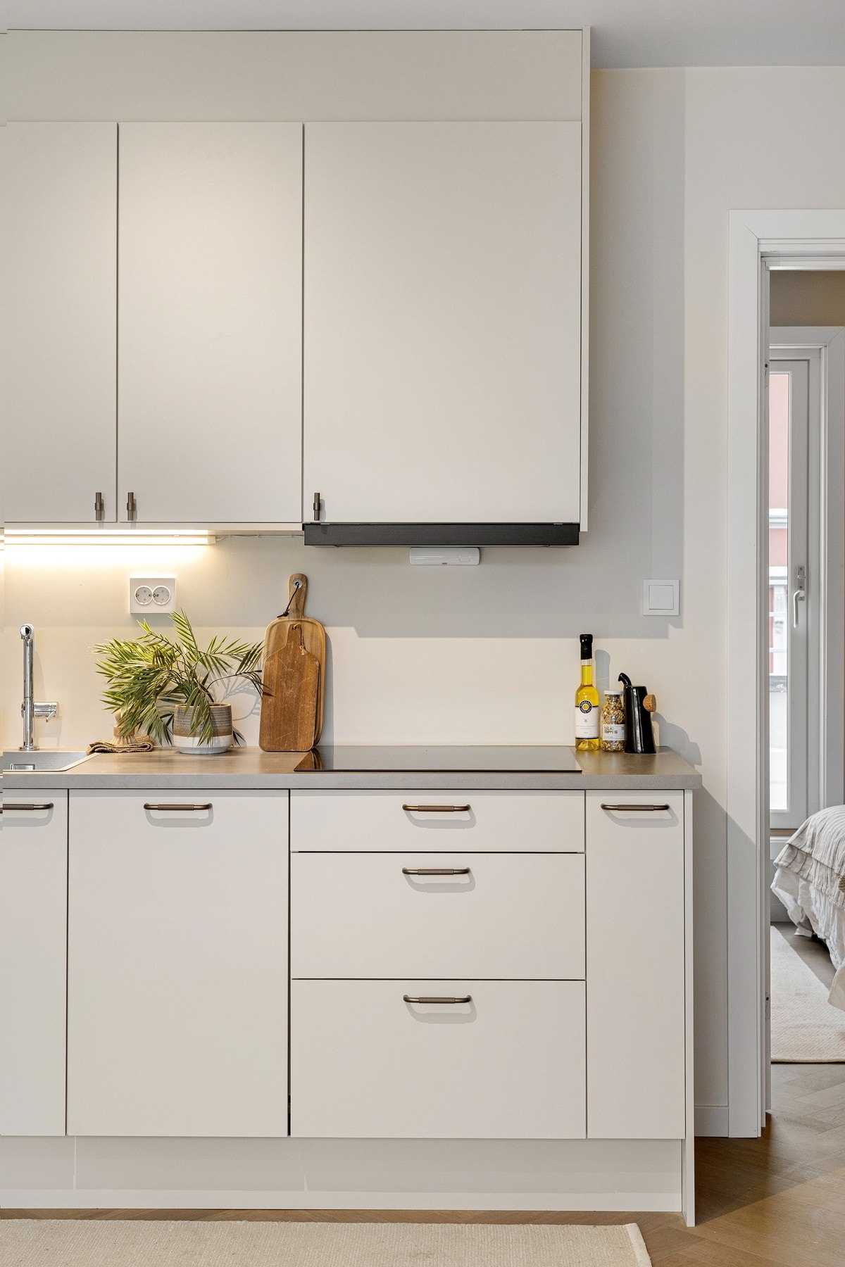 Flott gjennomlys i leiligheten fra begge sider. Galleribilde