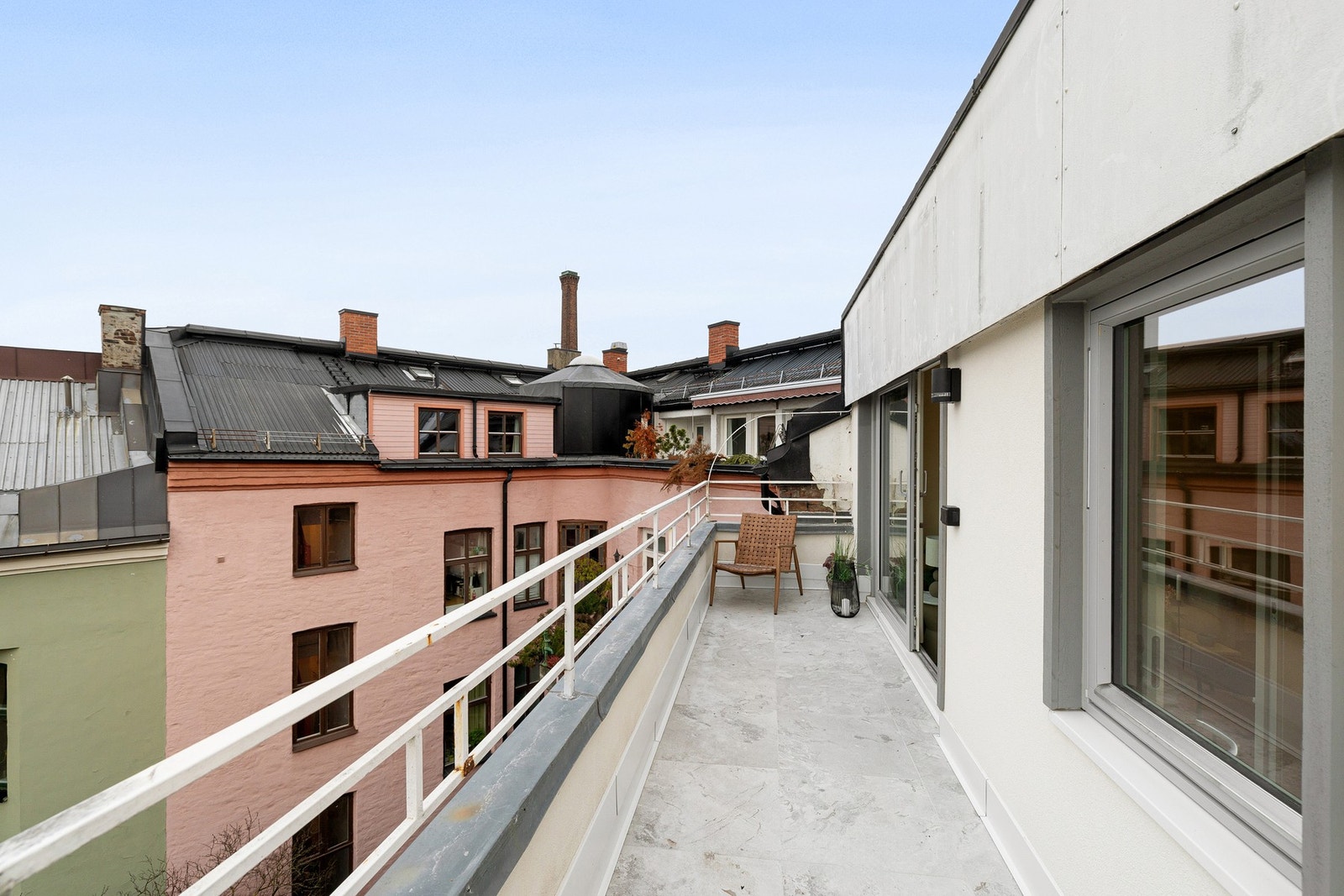 Flislagt terrassegulv i 2025. Terrassen på hele 8 m2 fungerer som et ekstra oppholdsrom store deler av året. Galleribilde