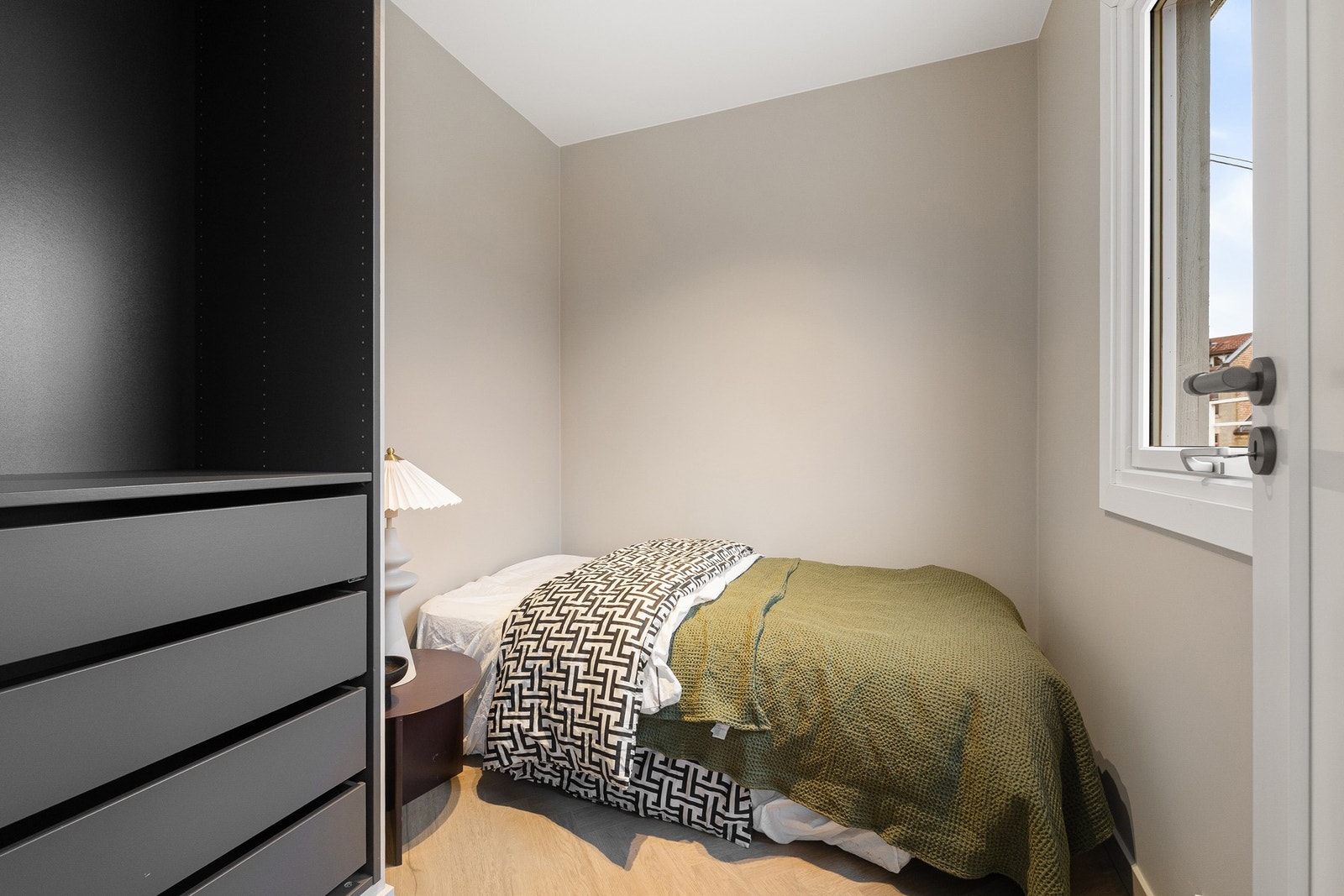 Leiligheten har to gode soverom. Dette soverommet vender mot stille og skjermet bakgård. Galleribilde