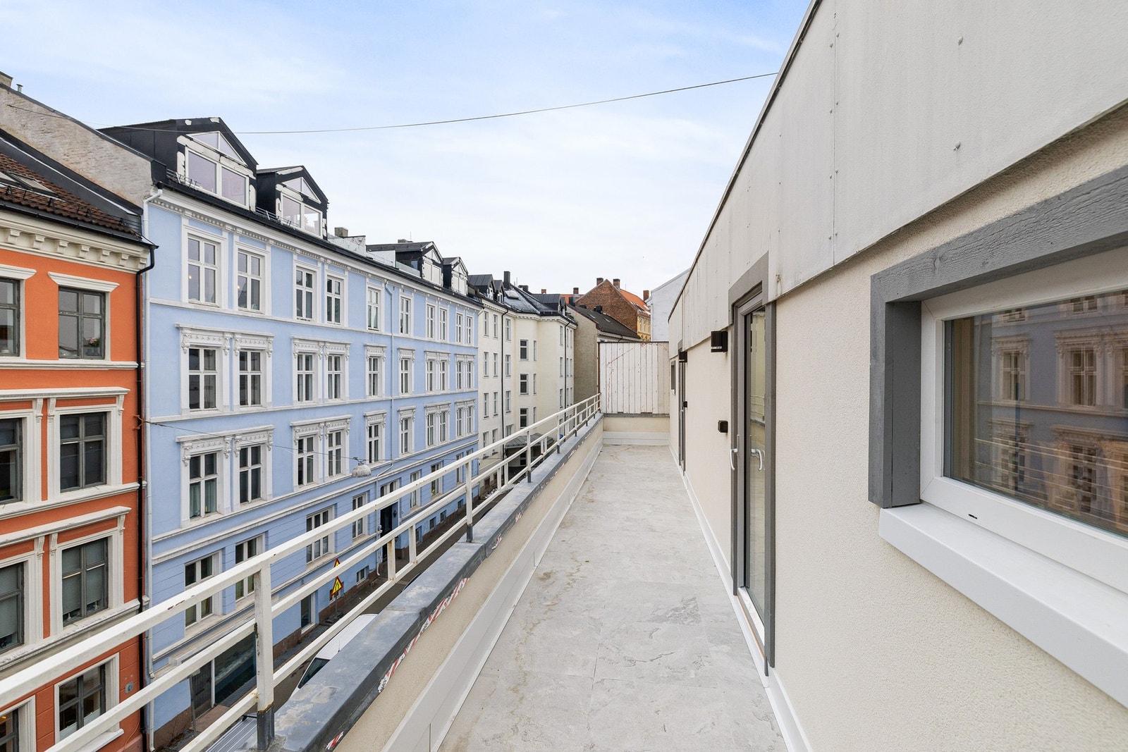 Krumgata er en meget stille og rolig gate, tilnærmet uten gjennomgående trafikk. Galleribilde