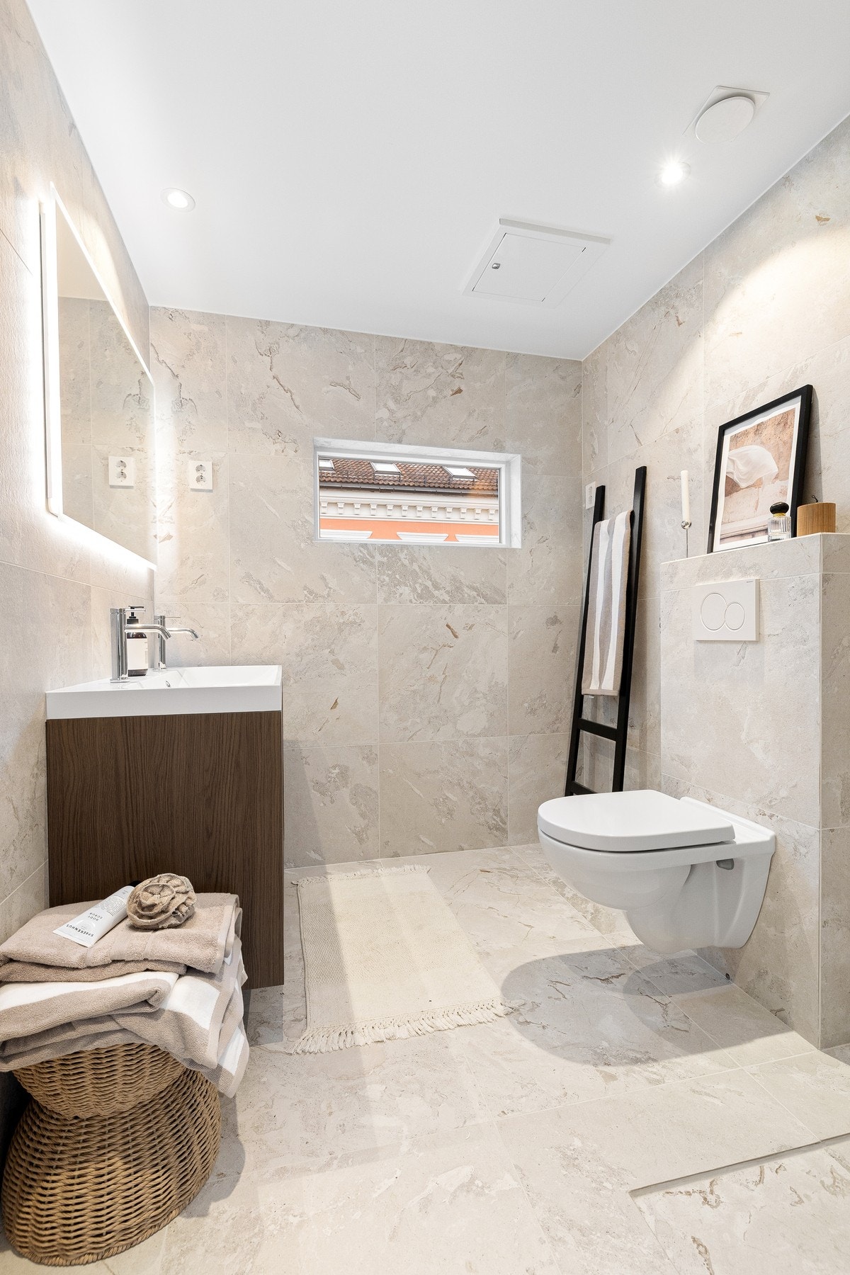 Moderne komfort med behagelige varmekabler, opplegg for vaskemaskin i tillegg til både waterfall- og hånddusj. Galleribilde