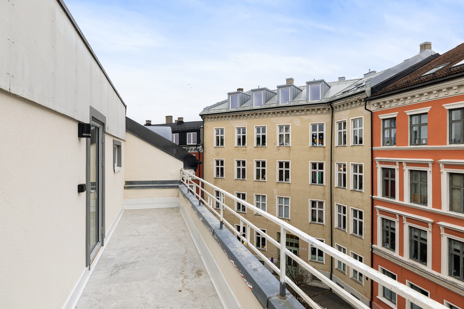 Takterrasse på 8 m2 med flott utsyn mot klassisk bygårdsarkitektur. Galleribilde