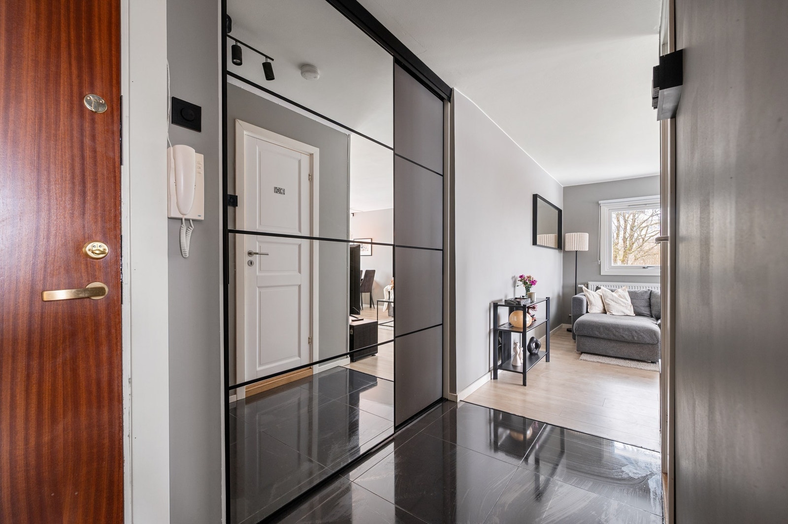 Entrè med garderobe Galleribilde