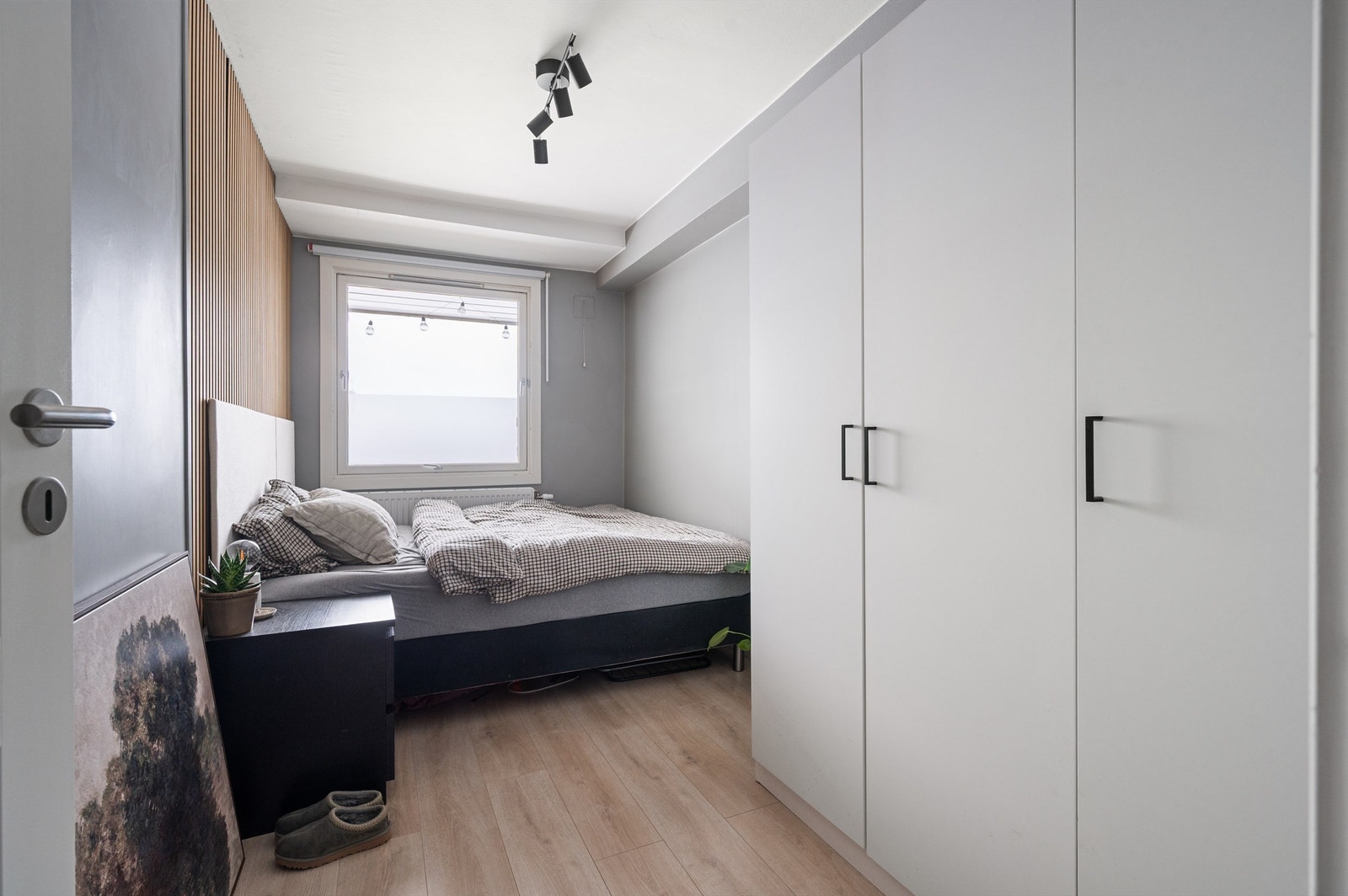 Romslig og pent soverom med garderobe Galleribilde