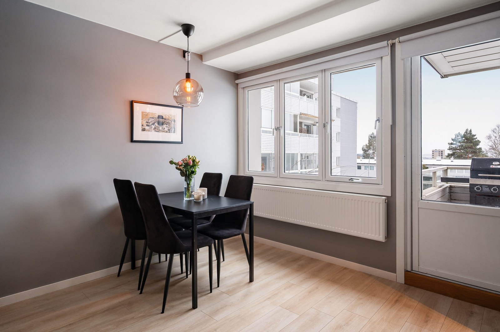 Naturlig plass til spisebord. Fyring og VV er inkludert i felleskostnadene Galleribilde