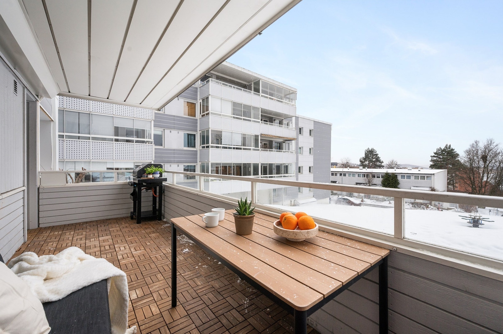 Stor sørøstvendt balkong som vender ut mot fellesområde Galleribilde