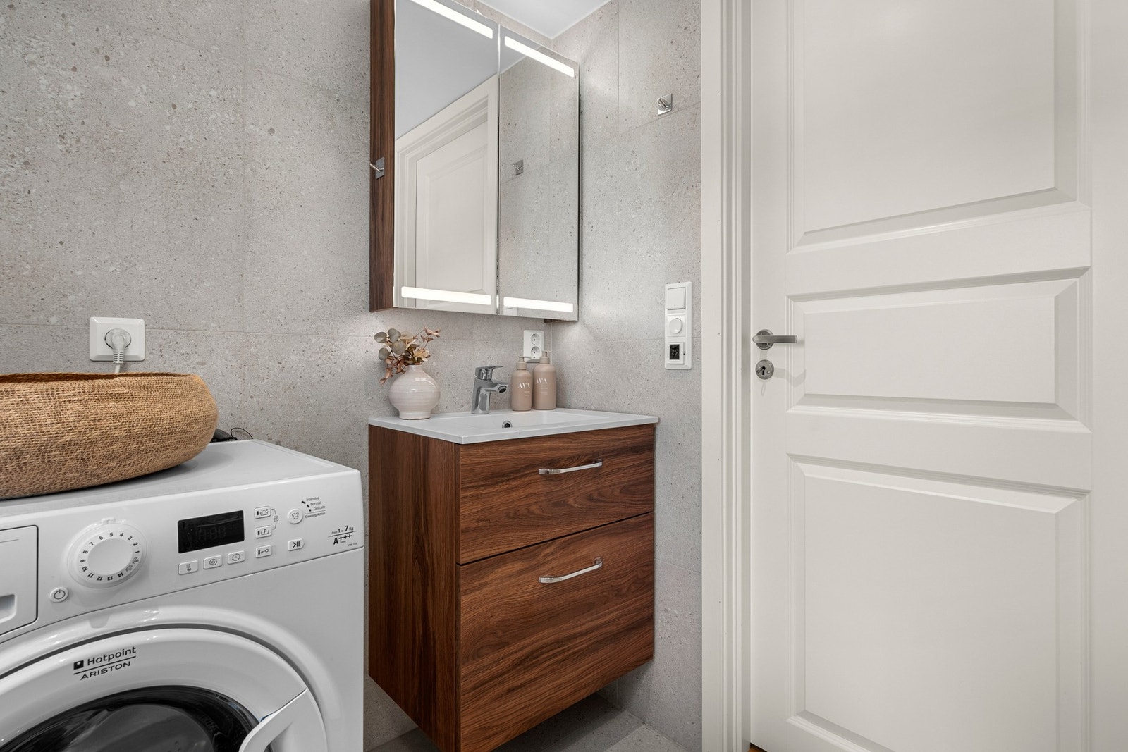 Baderommet er nytt og tidløst, med ny varmtvannsbereder fra 2023. Galleribilde