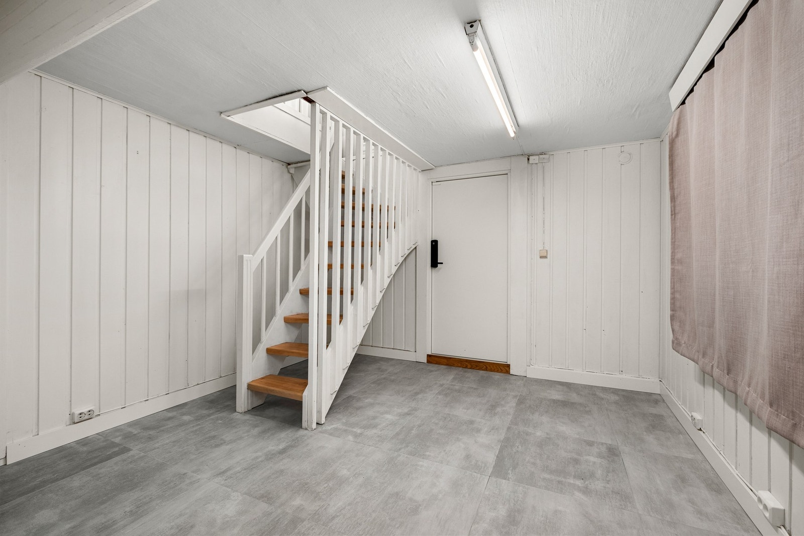 Kjelleren i hovedhuset gir boligen ekstra areal og fleksible bruksmuligheter. Galleribilde