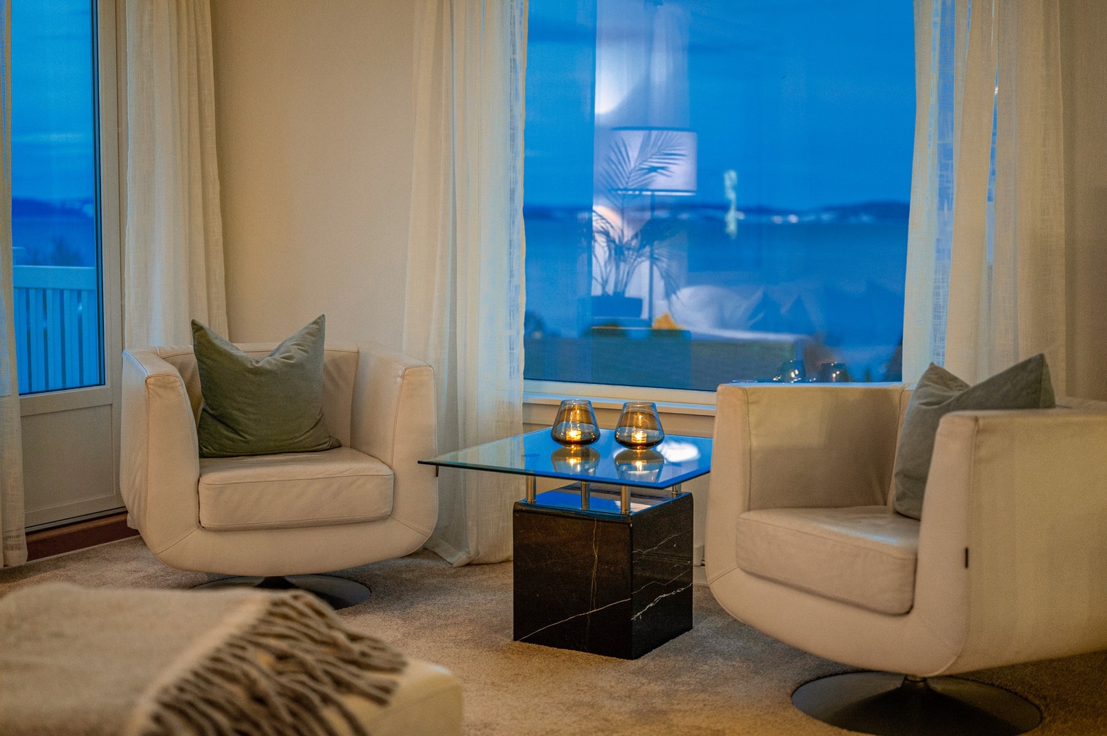 Boligen byr på nydelig fjordutsikt og utsikt mot Fosenalpene. Galleribilde