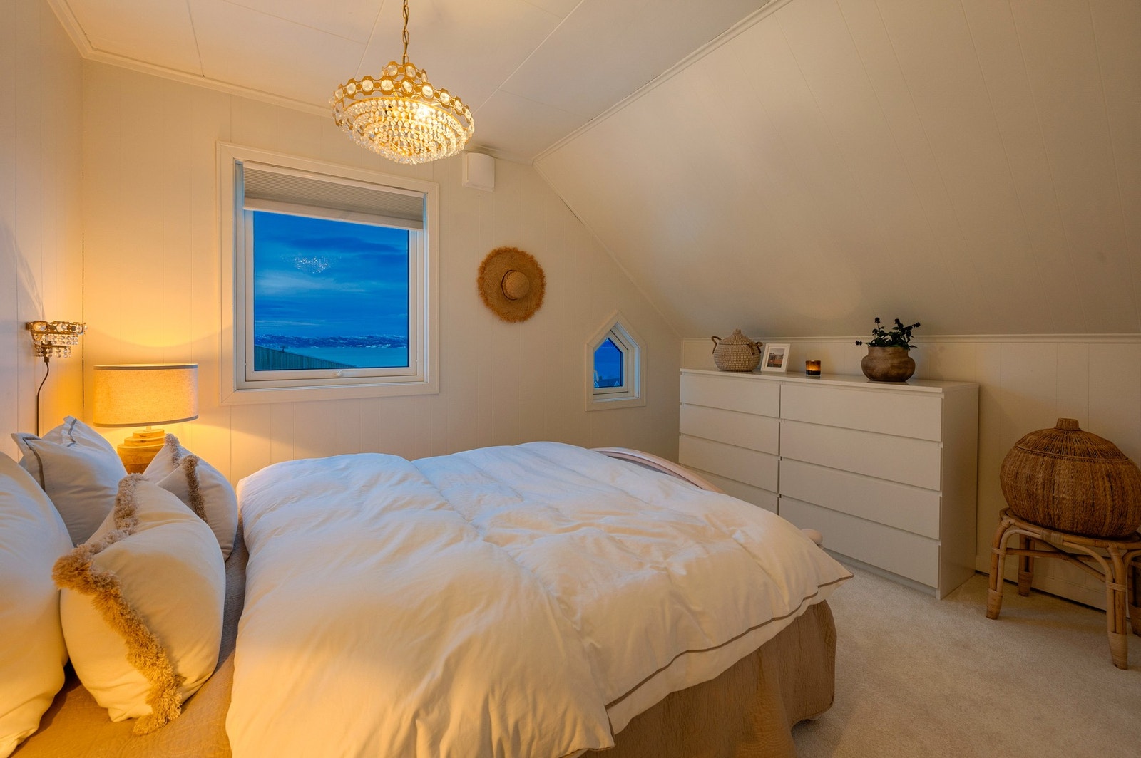 Hovedsoverommet er på ca. 13 kvm og byr på god skapplass samt en fin morgenutsikt som gir en rolig start på dagen. Galleribilde