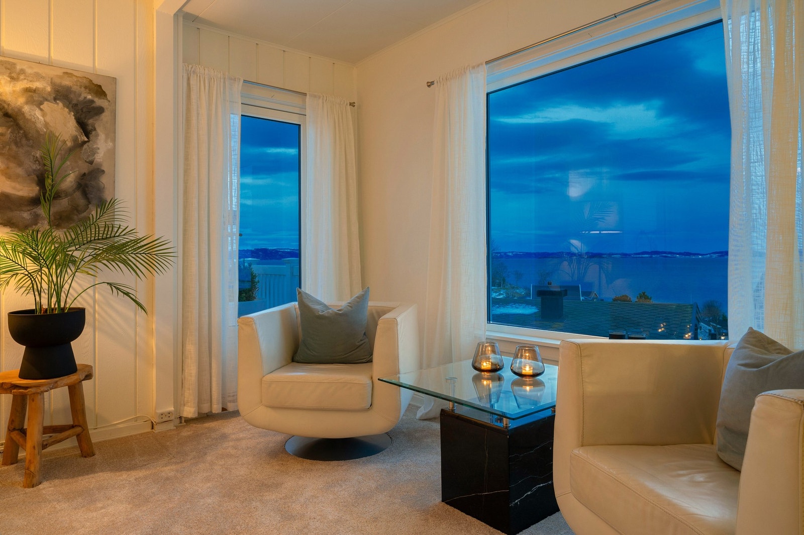 Romslig stue med utgang til egen balkong og gode solforhold. Galleribilde