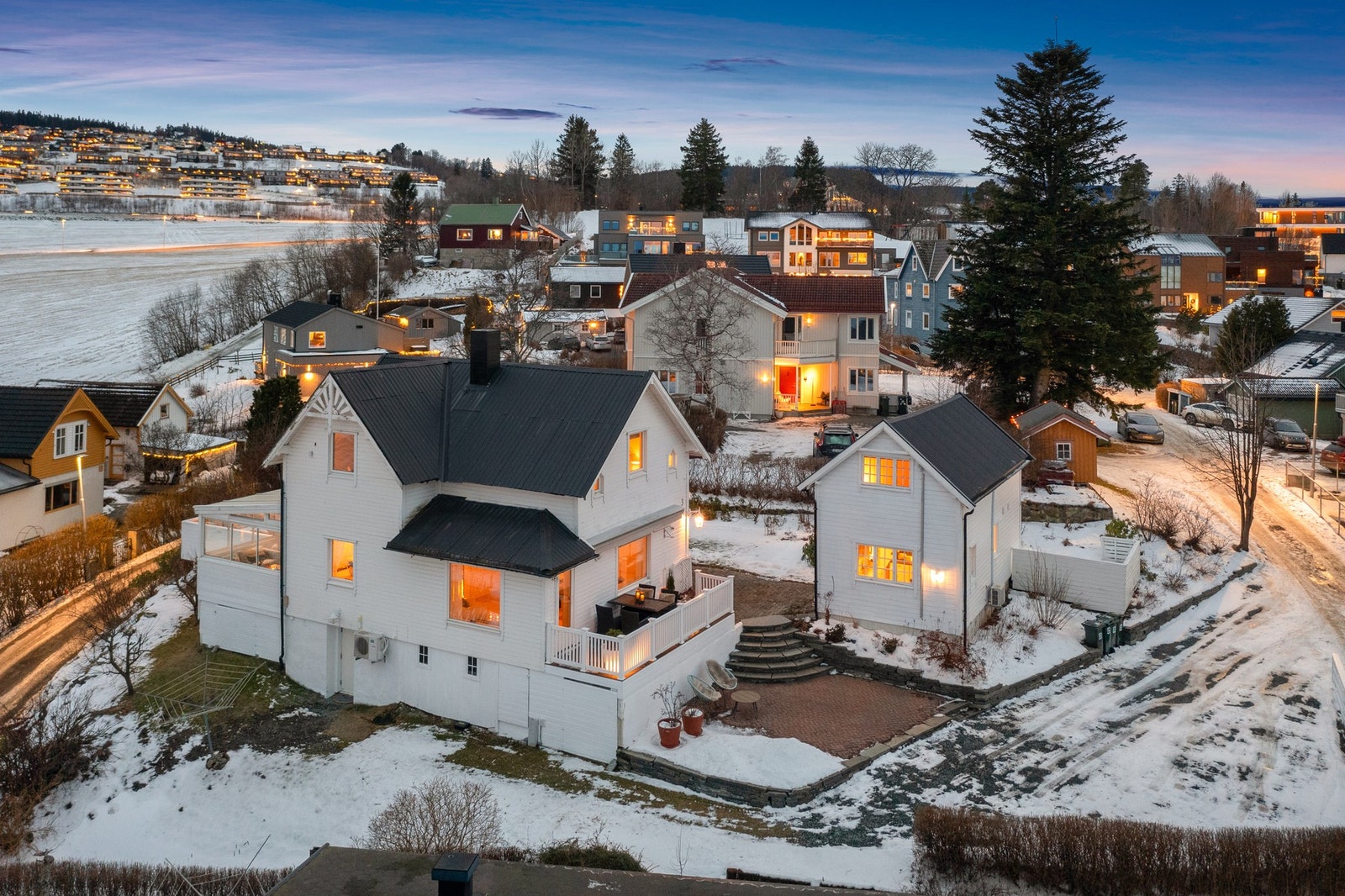 Parkering på utvendig biloppstillingsplass på egen tomt. Galleribilde