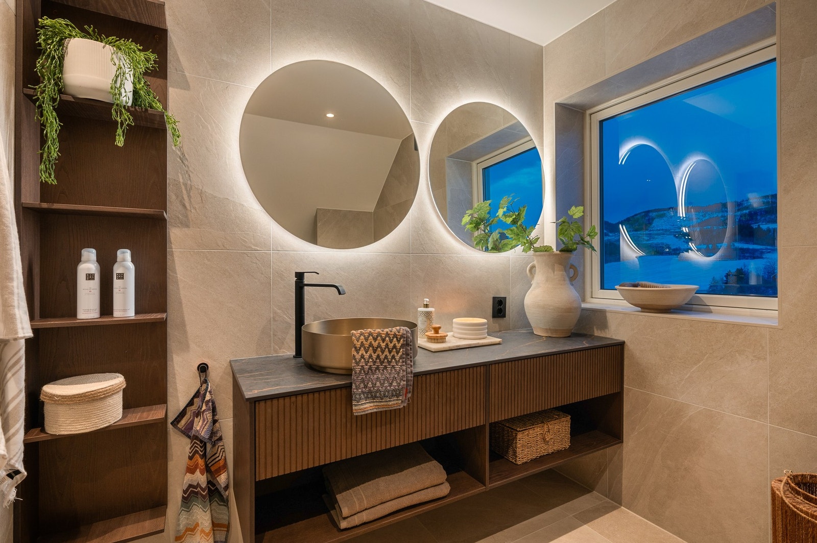 Baderommet fra 2023 er utstyrt med ny varmtvannstank fra samme år. Galleribilde